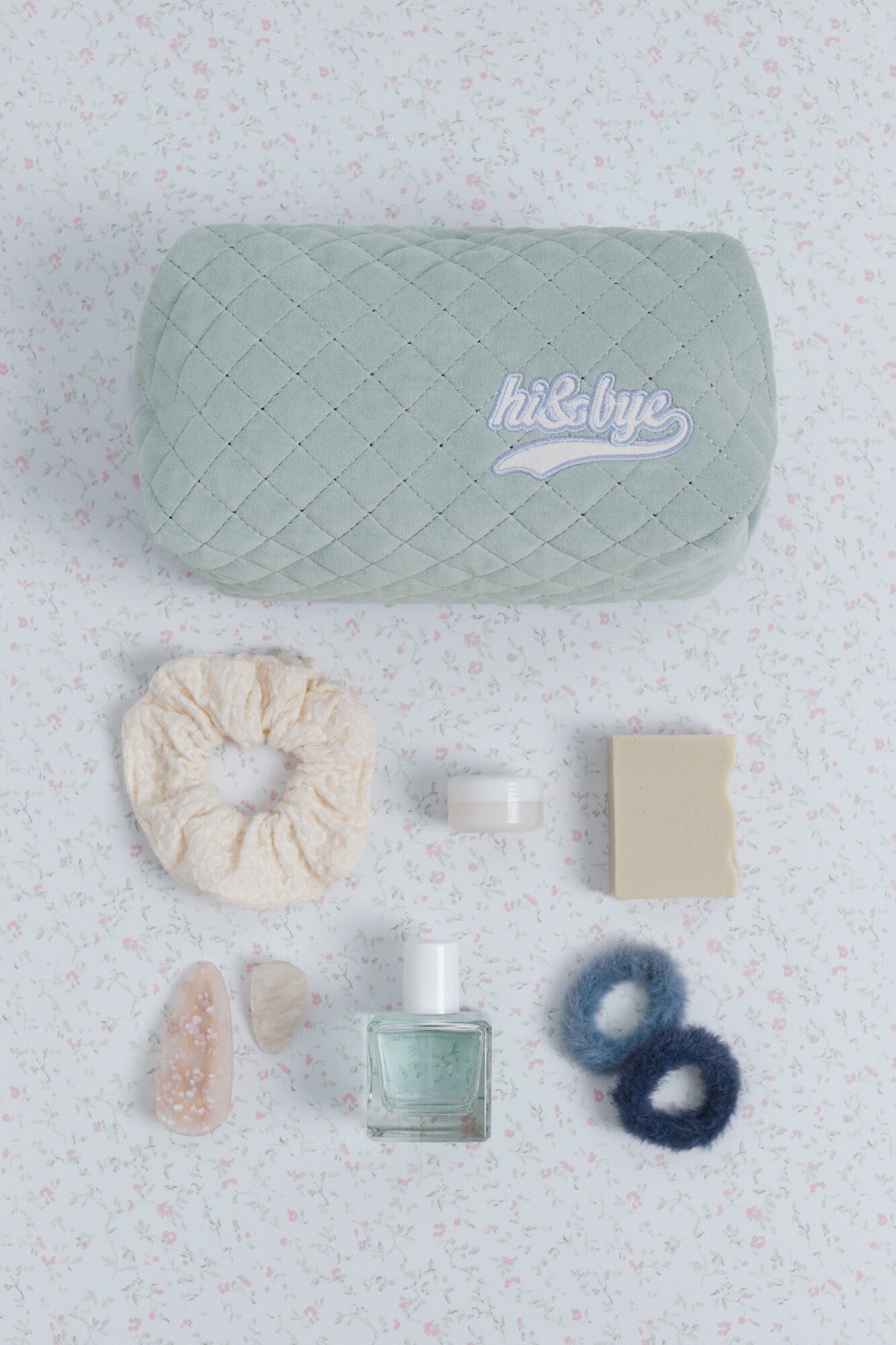 Women Secret_Green_Green Velvet Velvet Vanity Case with Embroidered Logo_2142572_22_03