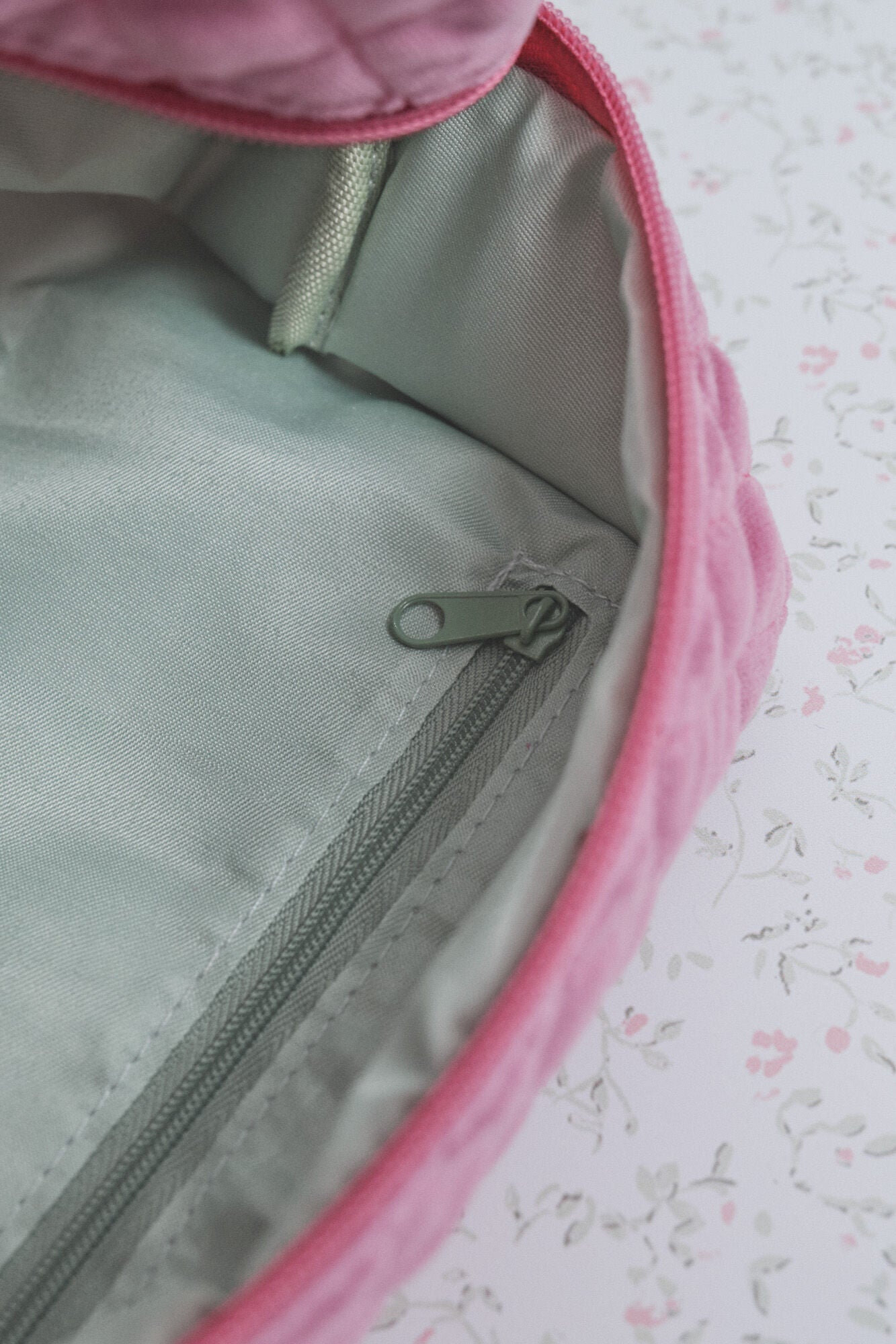 Women Secret_Pink_Pink Velvet Velvet Vanity Case with Embroidered Logo_2142573_71_04