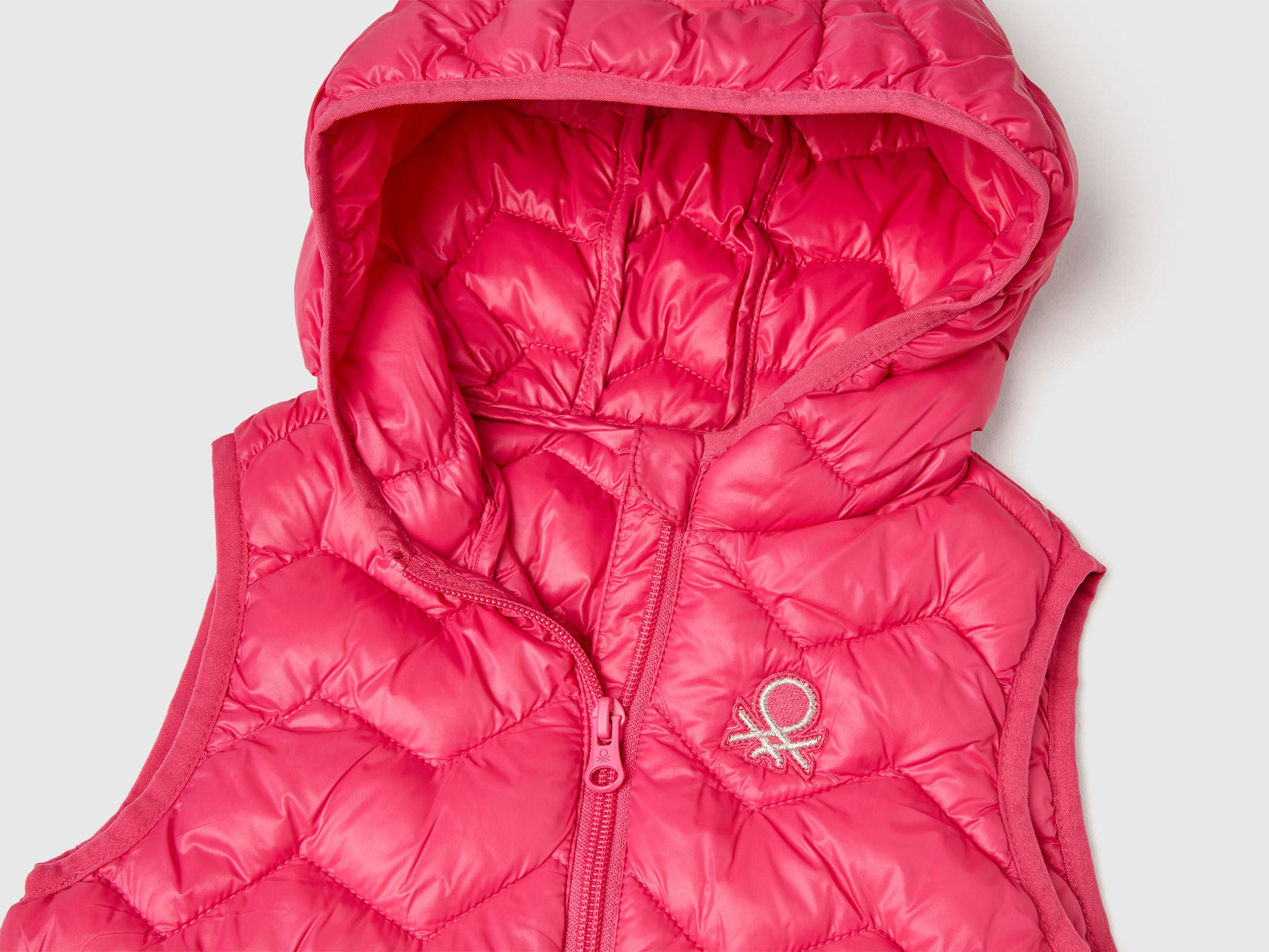 Benetton_Fuchsia_Padded Vest with Hood_21INGJ00H_1A2_03