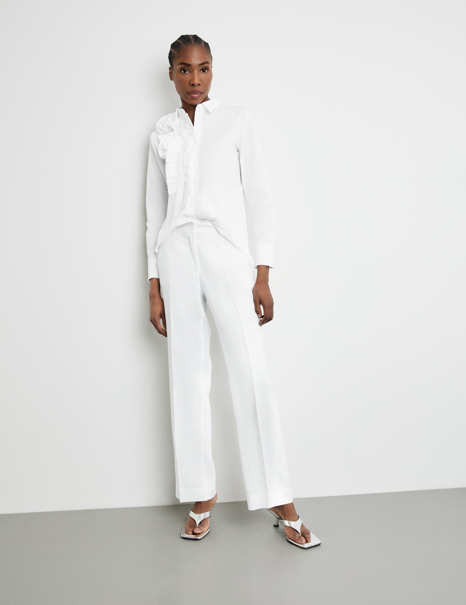 White linen trousers for women. Shop in Kuwait, KSA, UAE, and Qatar. بنطلون ابيض