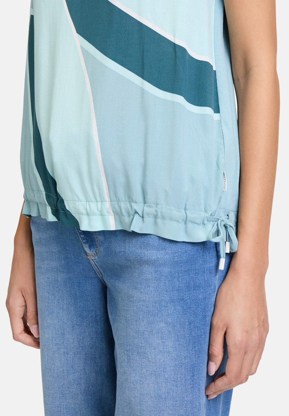 Betty Barclay_Patchwork Shirt with Print_2222-3261_8804_07