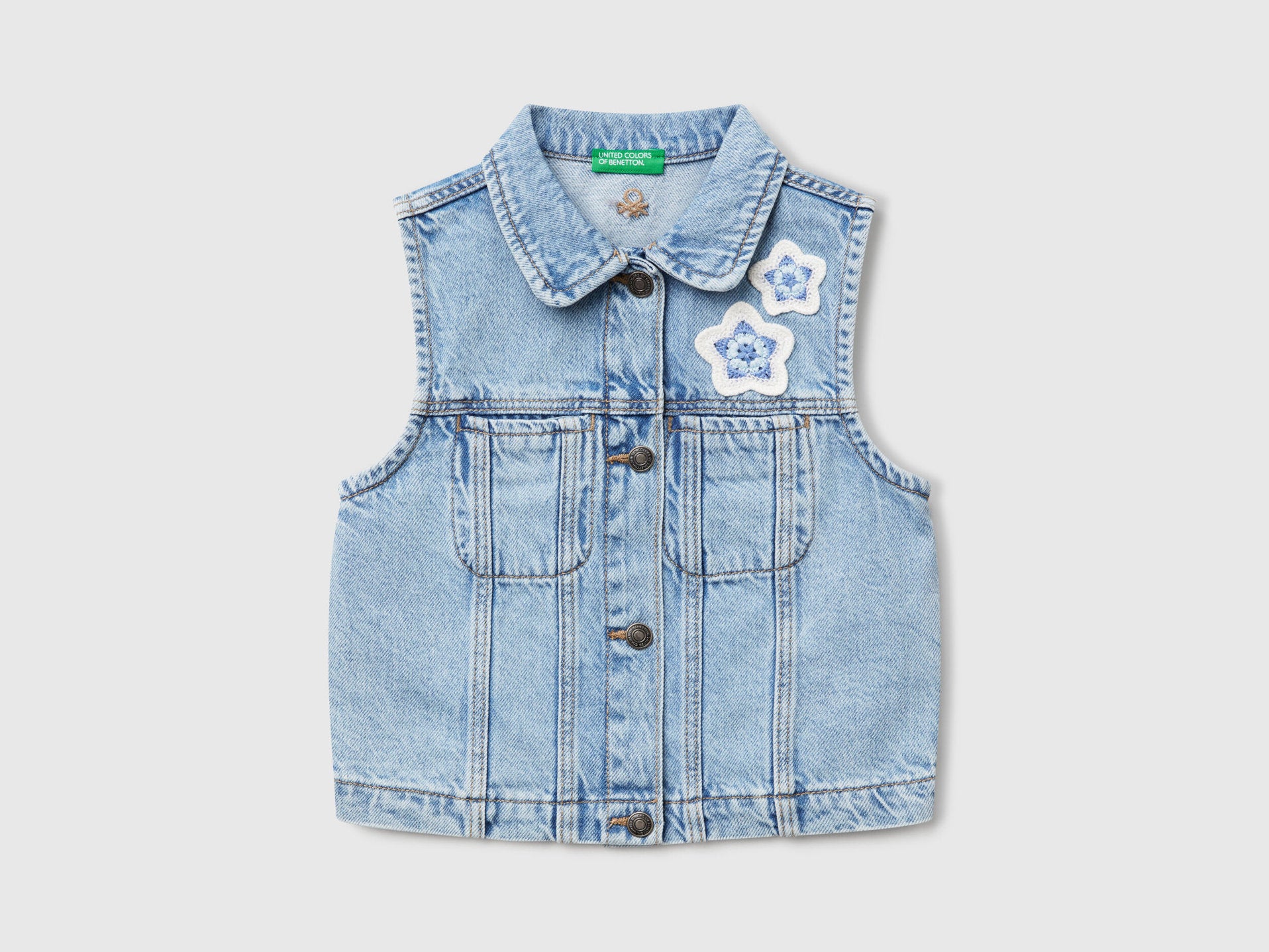 Benetton_Denim Vest with Flower Patch_22MHGJ00N_901_01