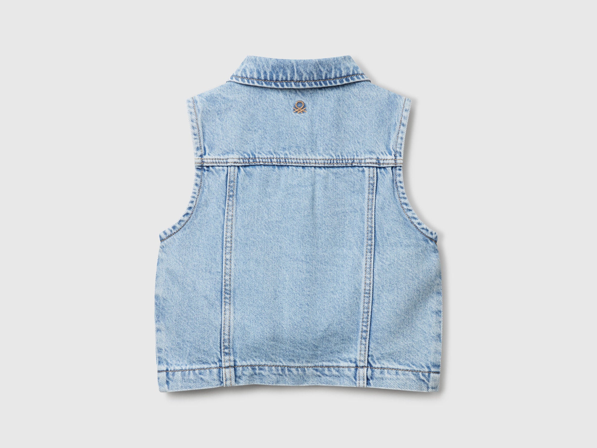 Benetton_Denim Vest with Flower Patch_22MHGJ00N_901_02