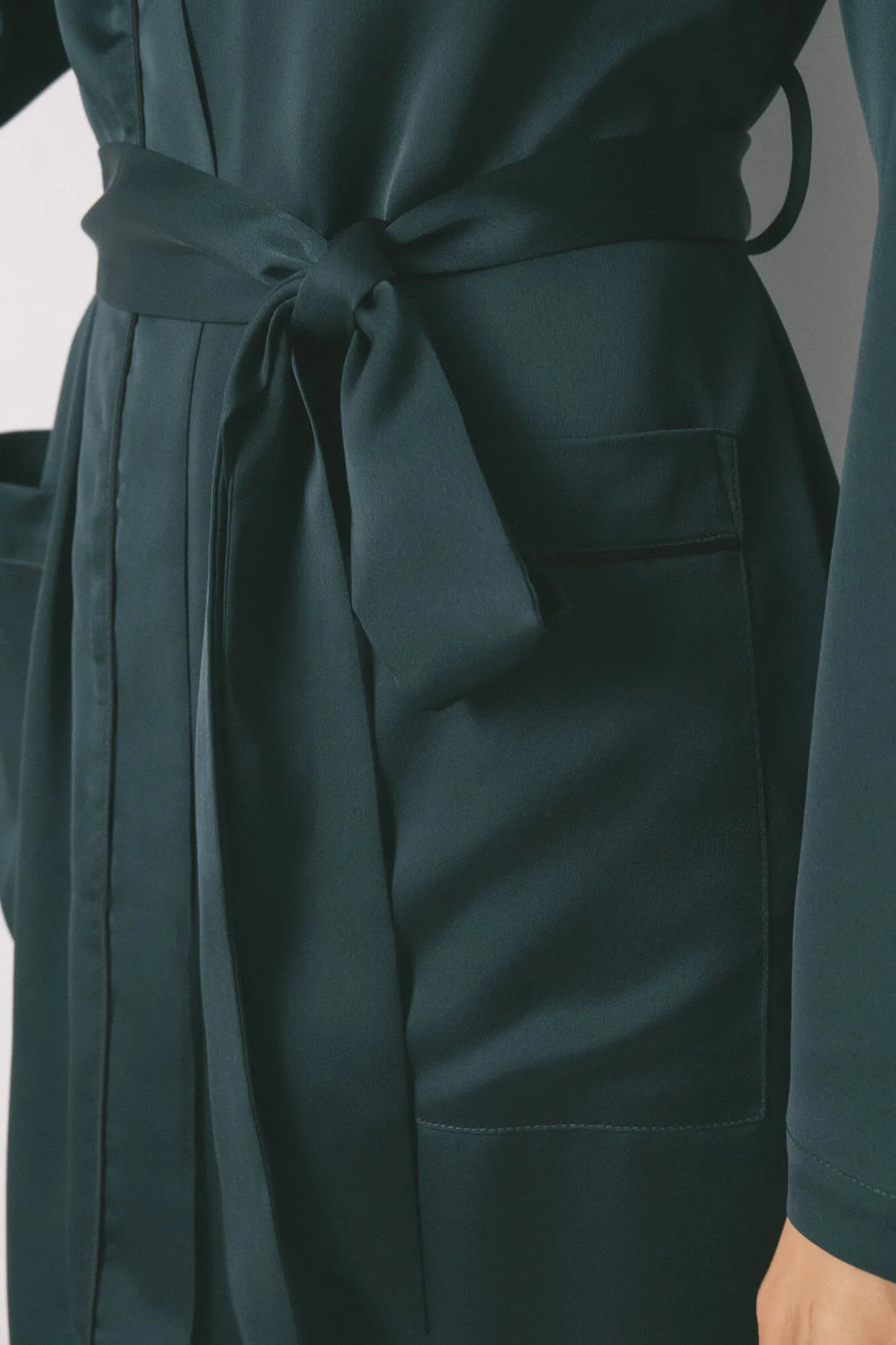 Women Secret_Bottle_Long Loose Green Satin Robe_2532441_20_04