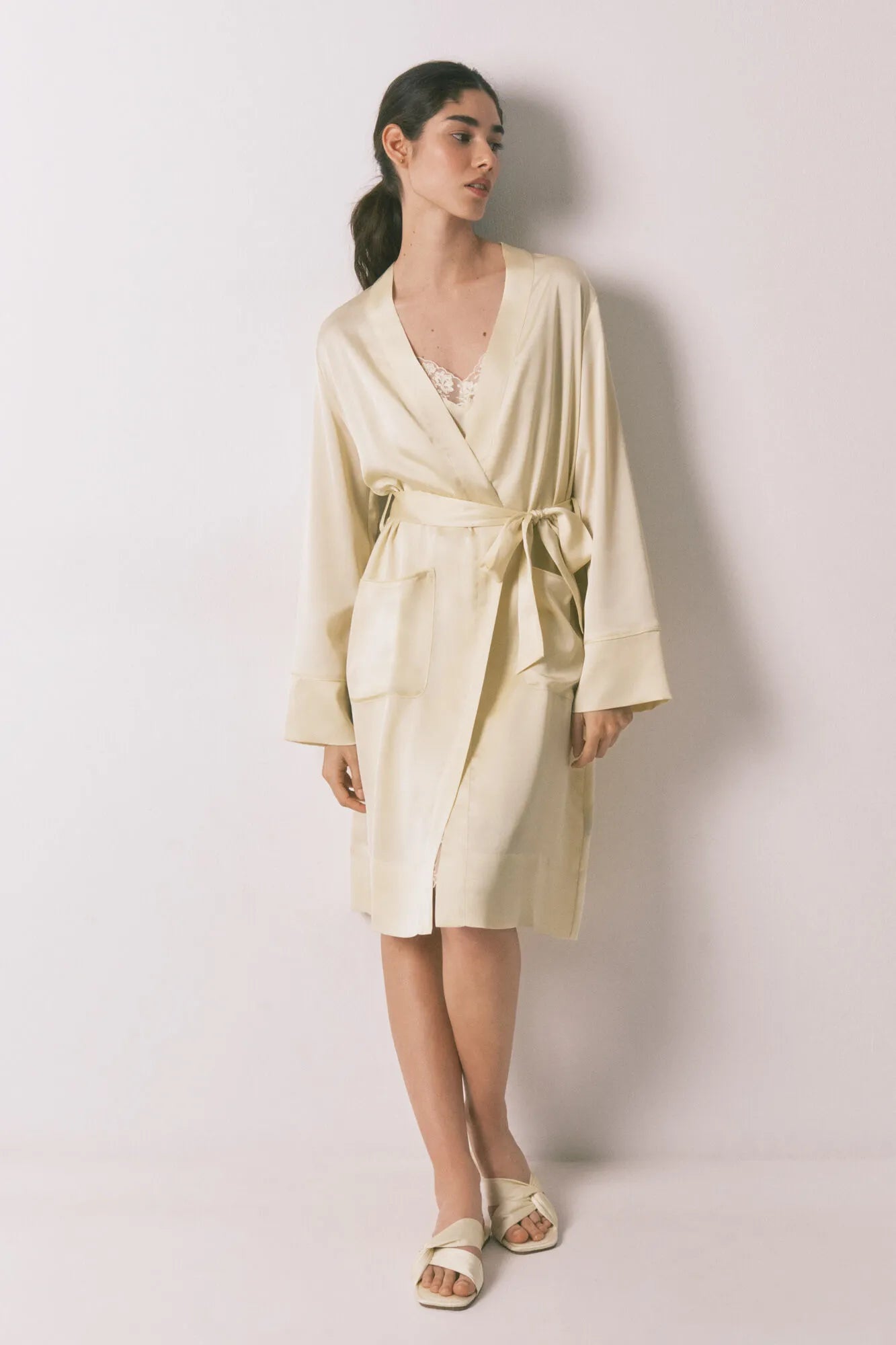 Women Secret_Yellow_Short Yellow Satin Robe_2533682_04_01