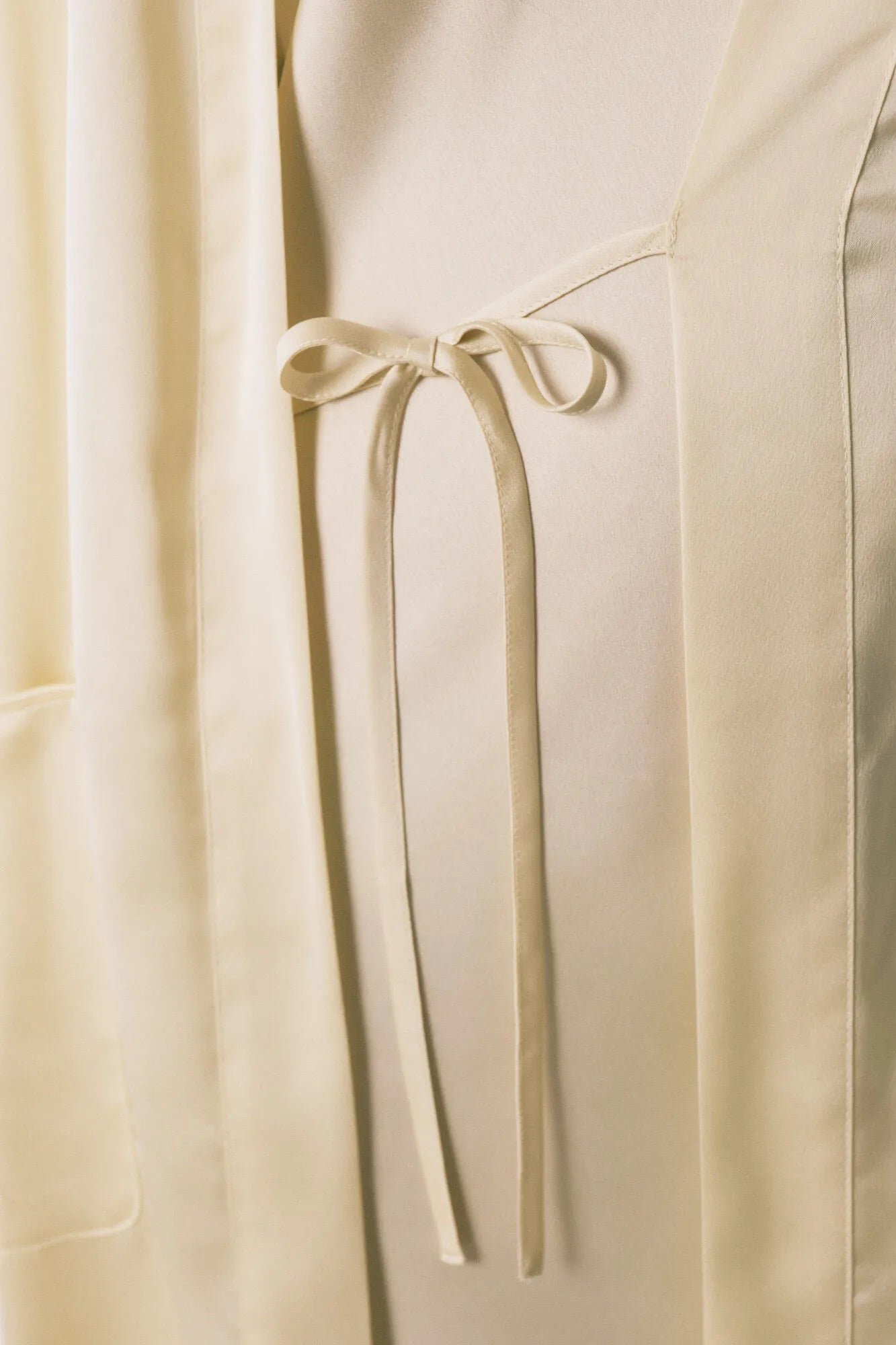 Women Secret_Yellow_Short Yellow Satin Robe_2533682_04_06