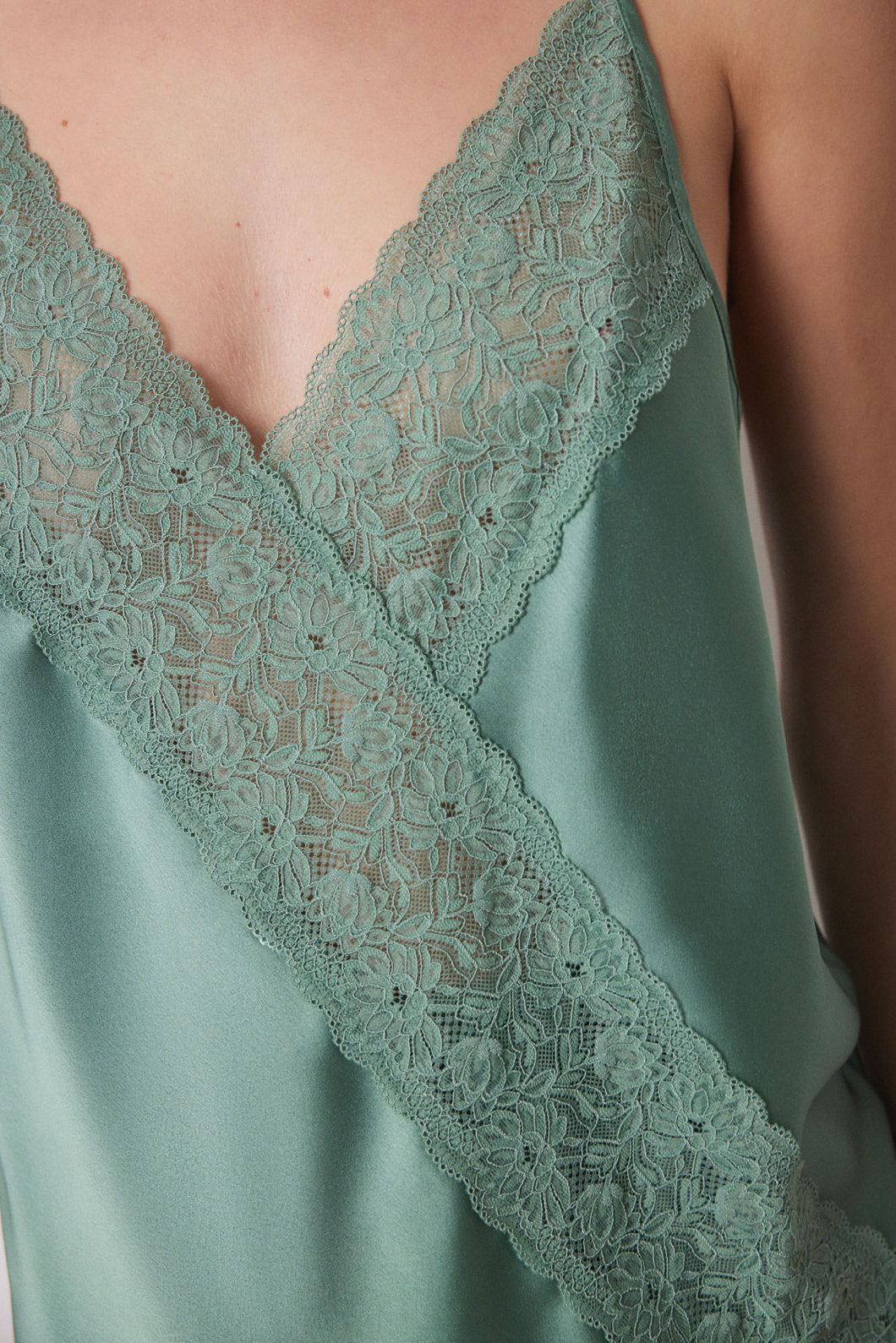 Women Secret_Short Green Satin and Lace Pajamas_2549783_21_04