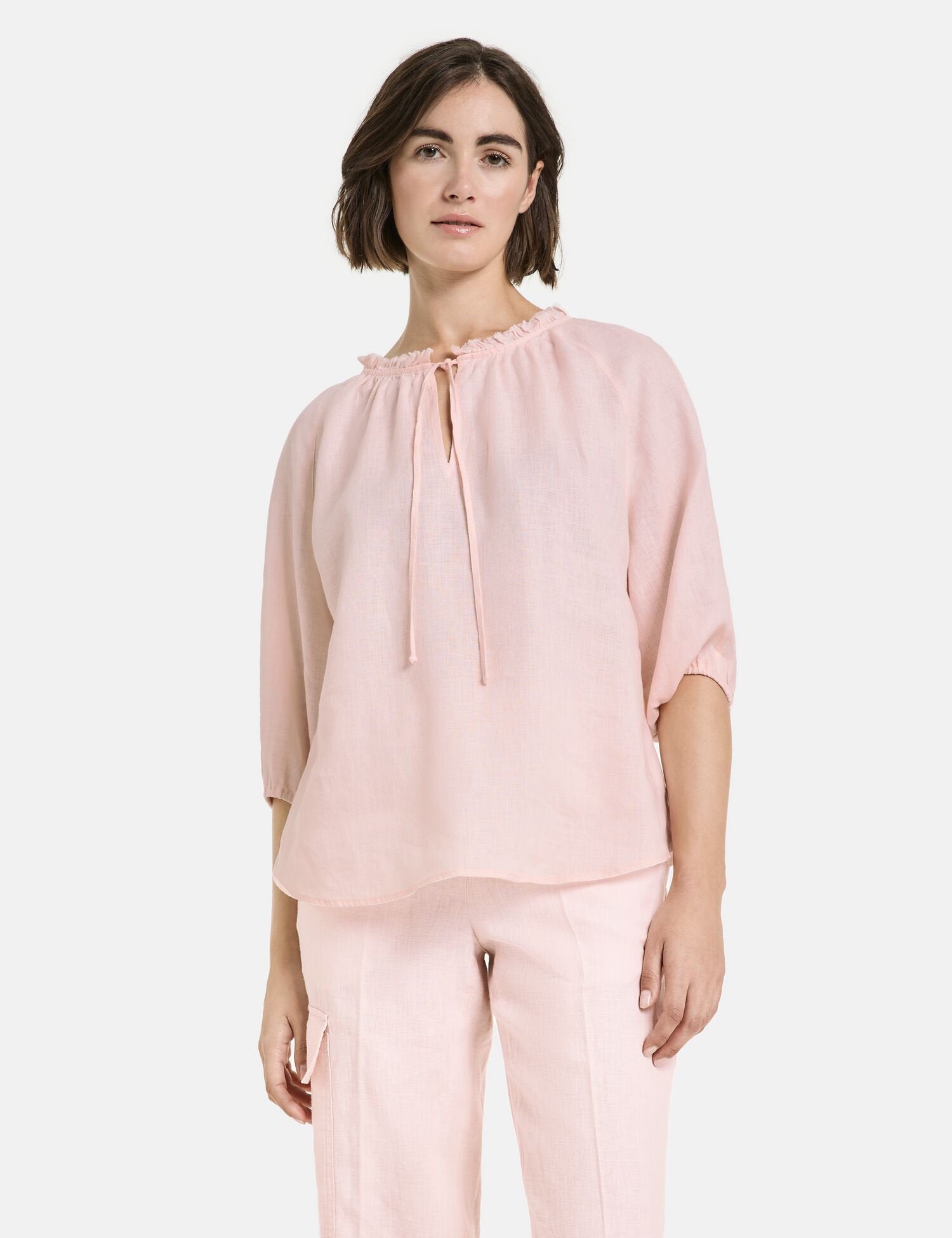 Blouse With 3/4-Length Sleeves And A Frilled Collar_260020-66435_30915_01