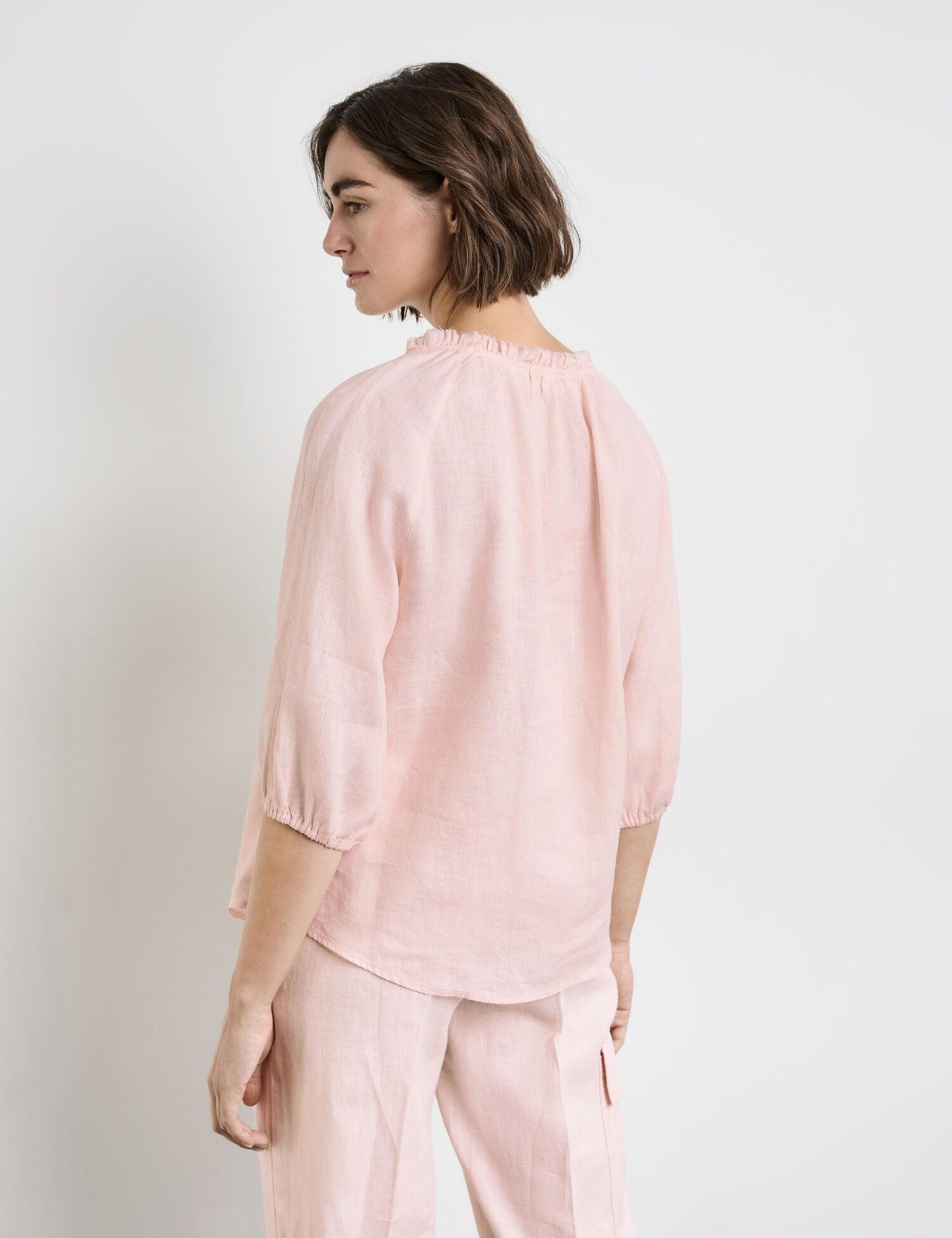Blouse With 3/4-Length Sleeves And A Frilled Collar_260020-66435_30915_06