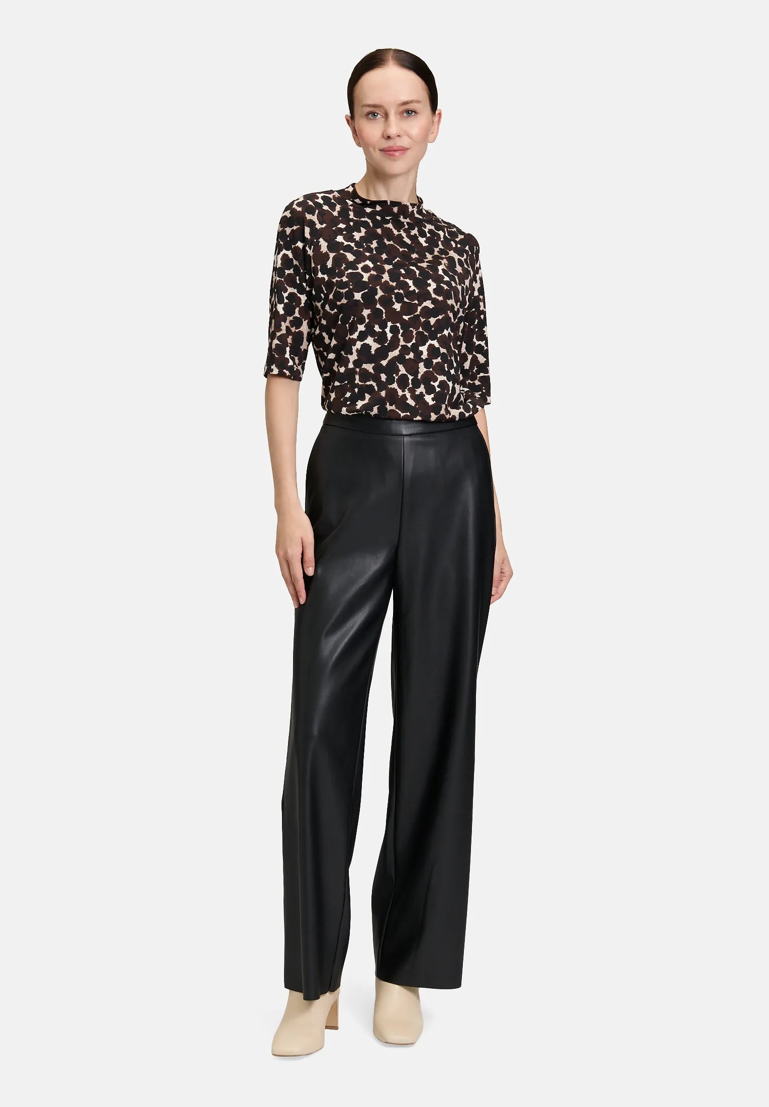 Betty Barclay_Brown/Beige_Print Shirt with Stand-Up Collar_2632-1617_7871_02