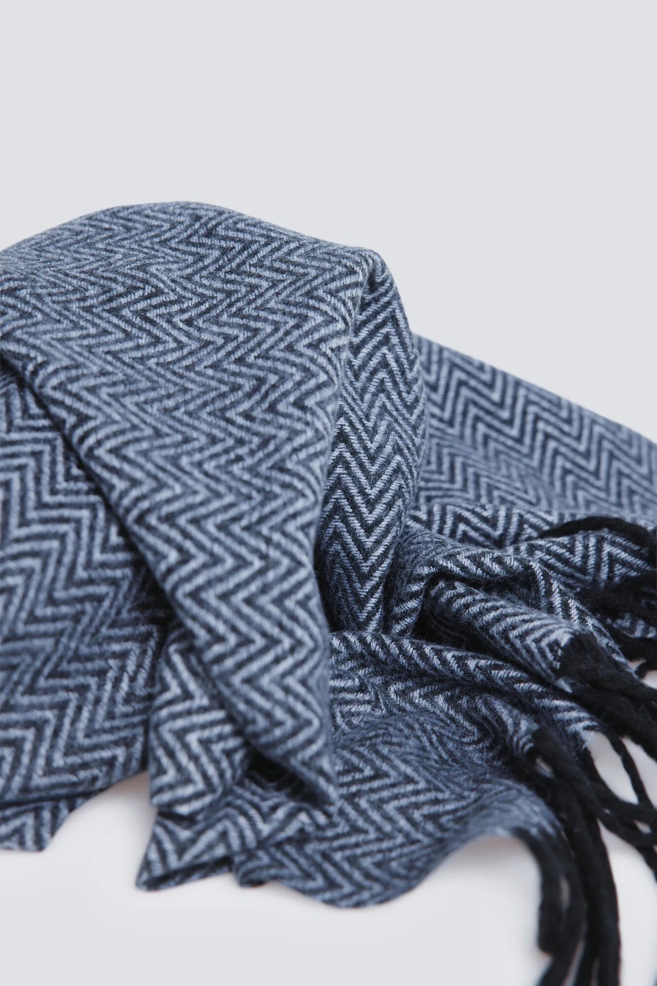 Springfield_Dark Grey_Grey Herringbone Scarf_2842387_43_04