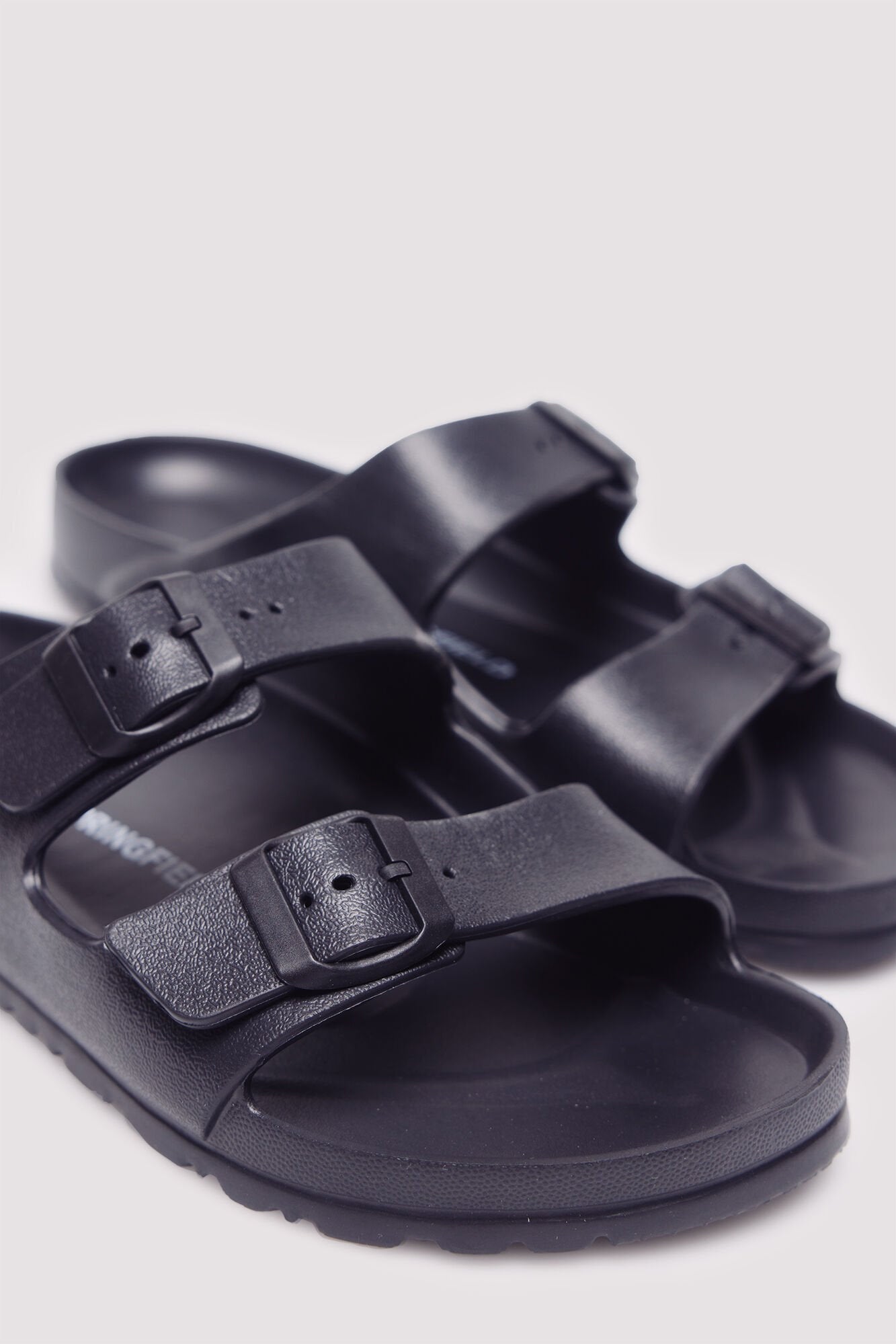 Springfield_Rubberized Buckled Sandal_2999429_01_02