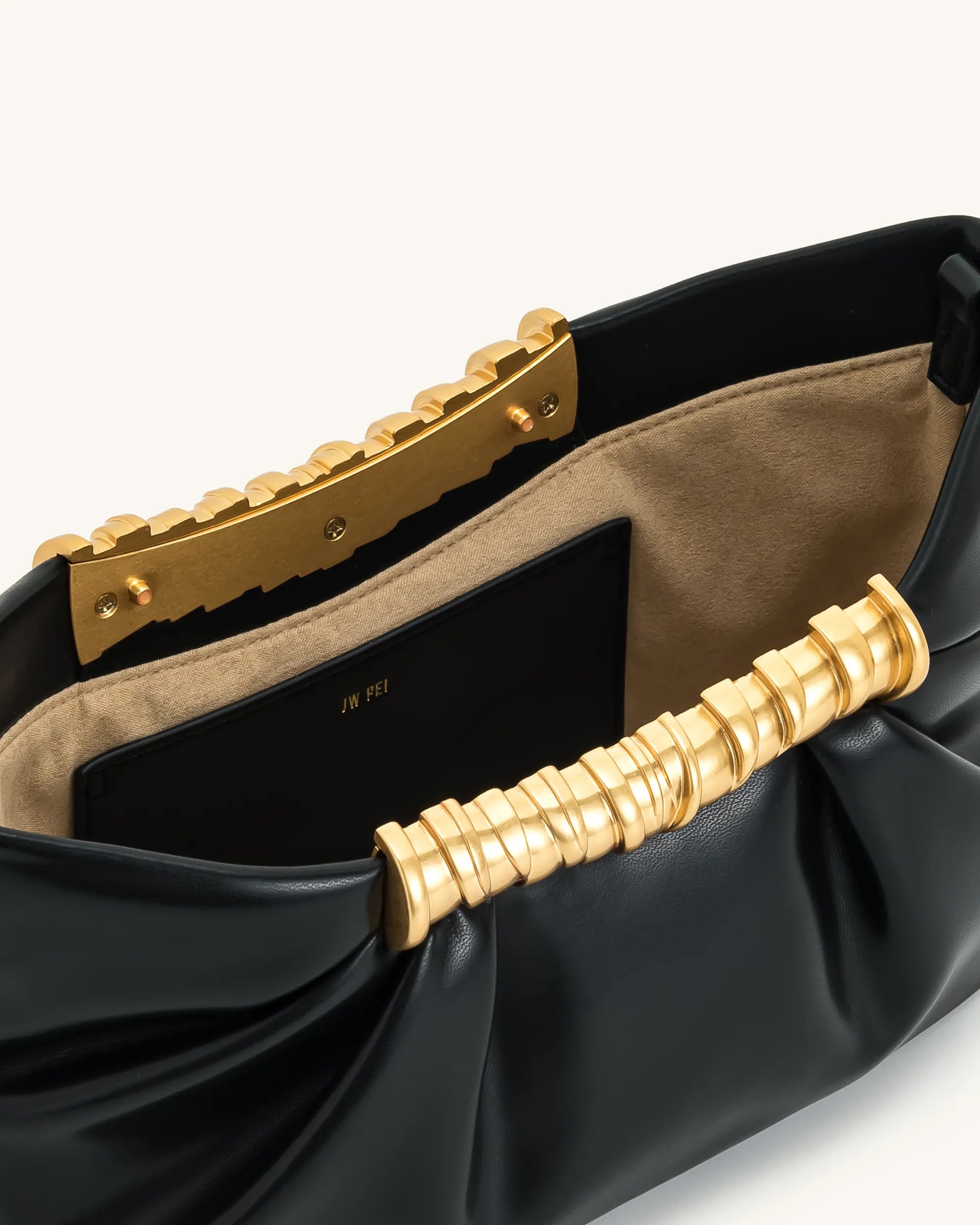JW PEI_Black_Leia Pleated Clutch_2T195-1_Black_04