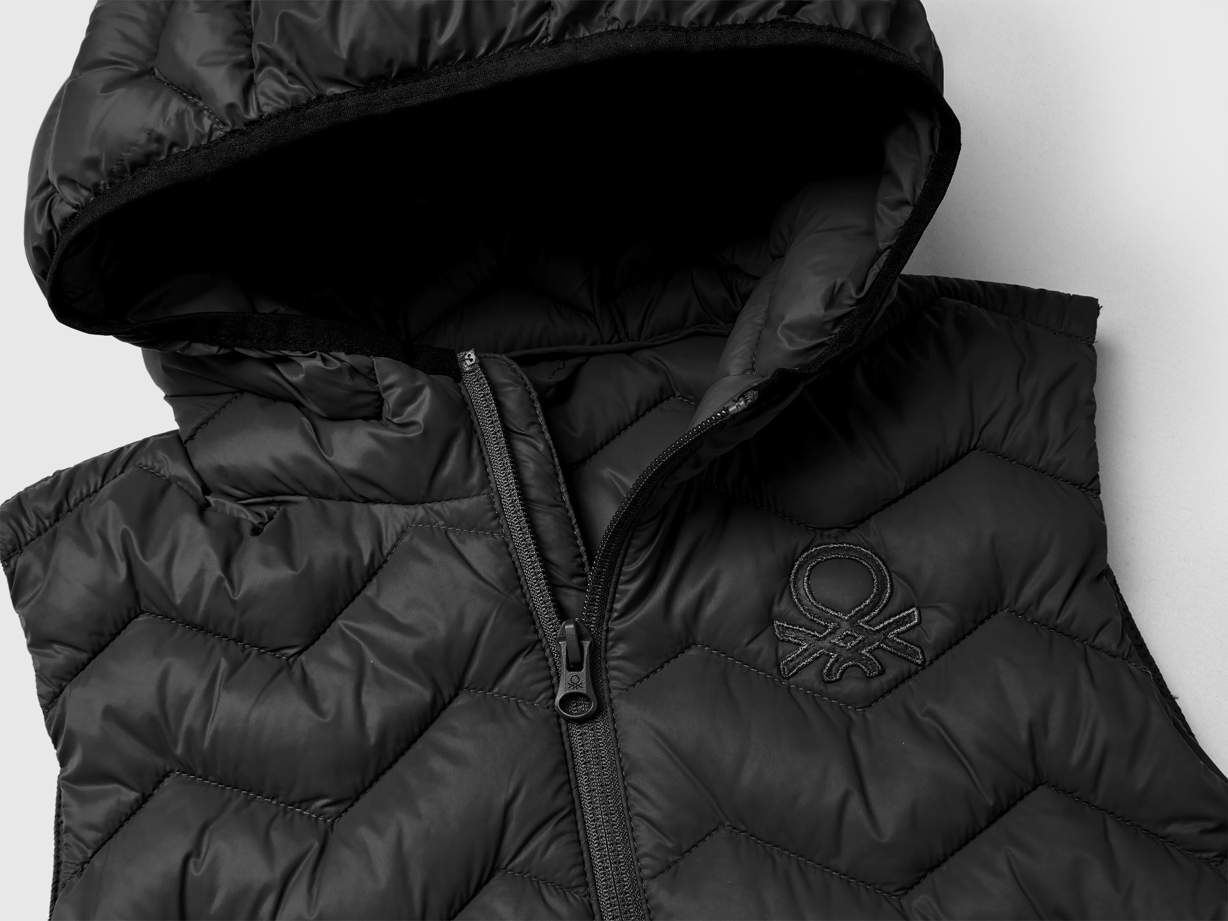 Benetton_Black_Padded Vest with Hood_2TWDCJ00R_100_03