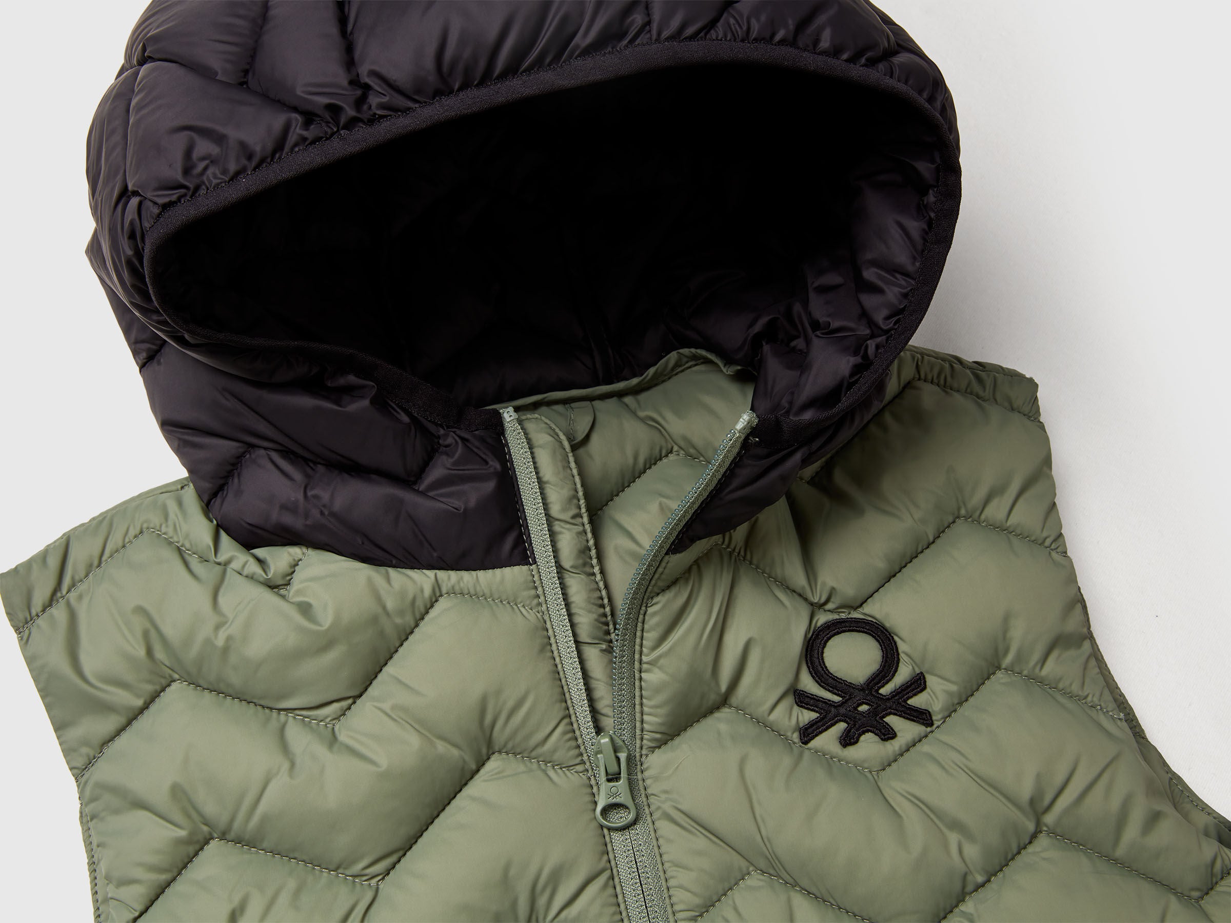 Benetton_Military Green_Padded Vest with Hood_2TWDCJ00R_904_03