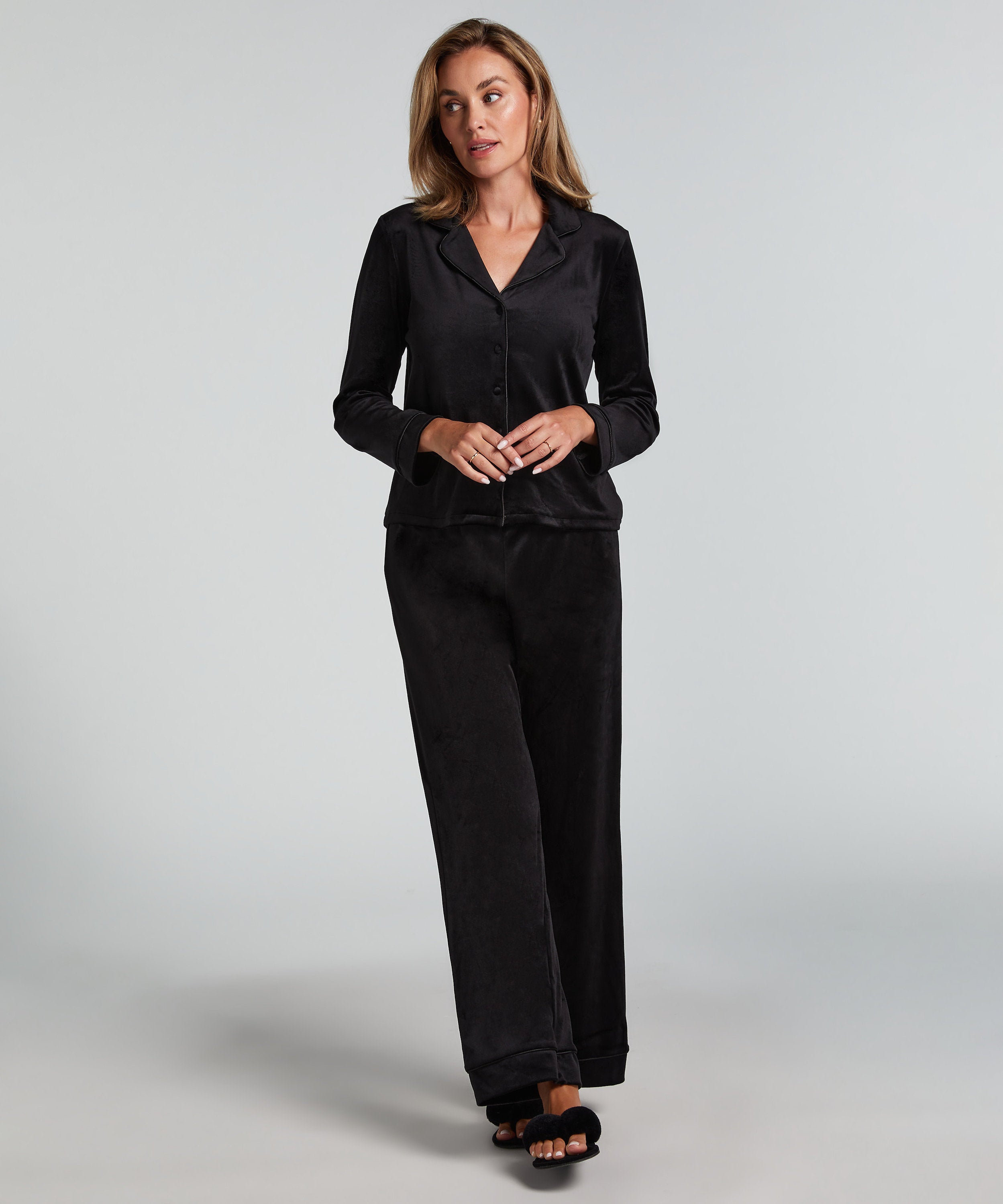 Hunkemoller_Velours Long-Sleeved Jacket - Black_300585_Black_03