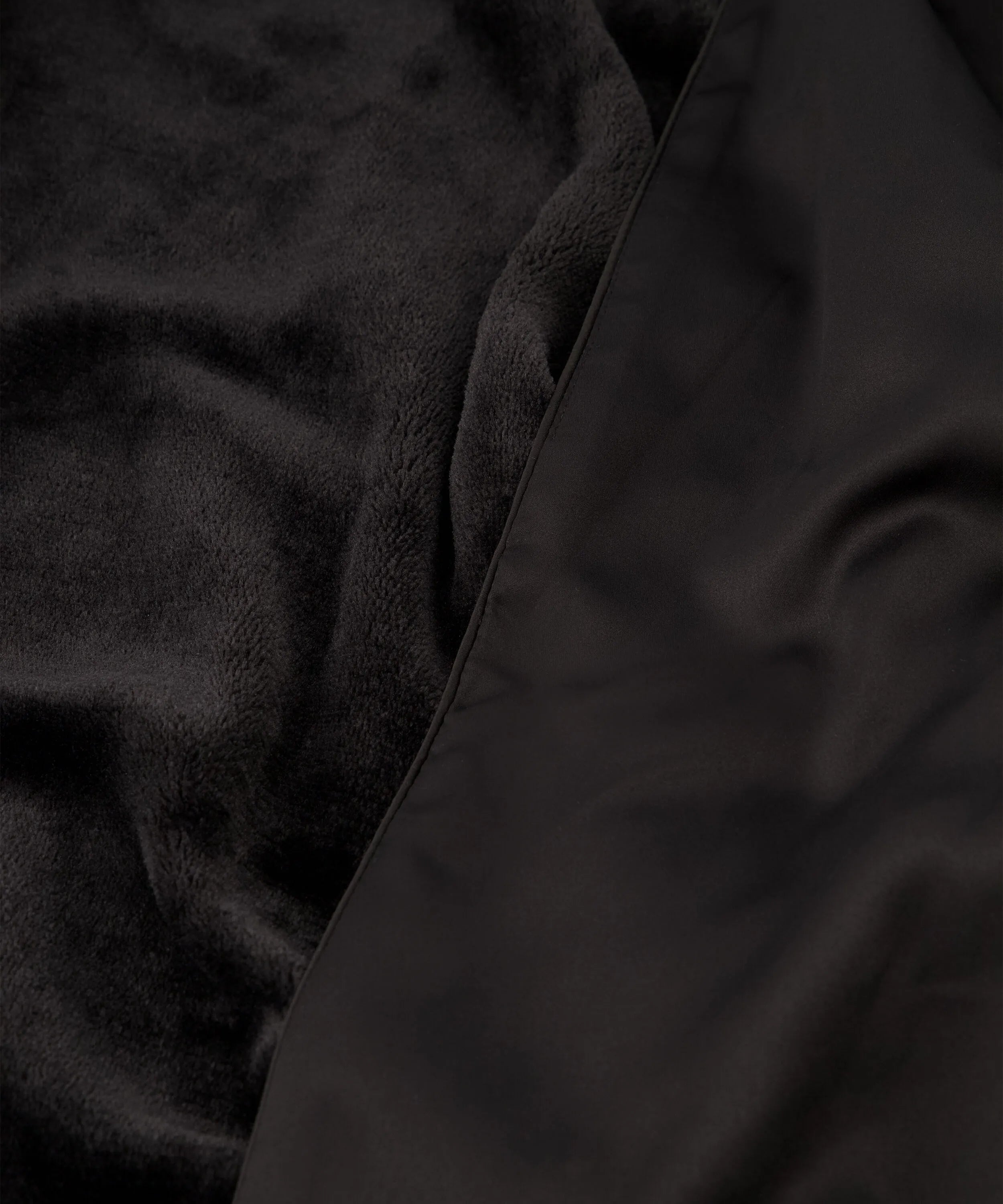 Hunkemoller_Black_Satin Fleece Bathrobe_300594_Black_04