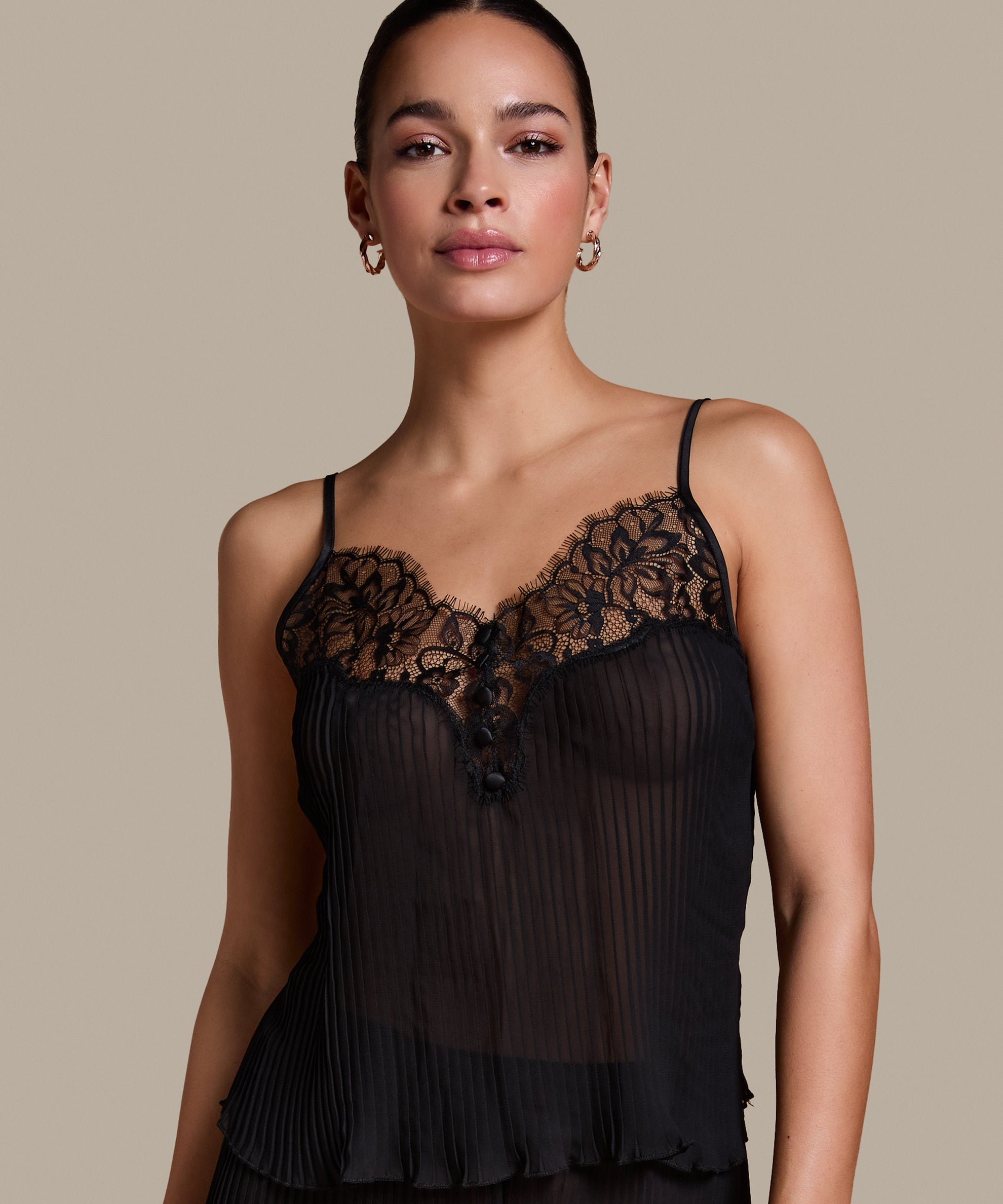 Hunkemoller_Plisse Lace Cami_301444_Caviar_01
