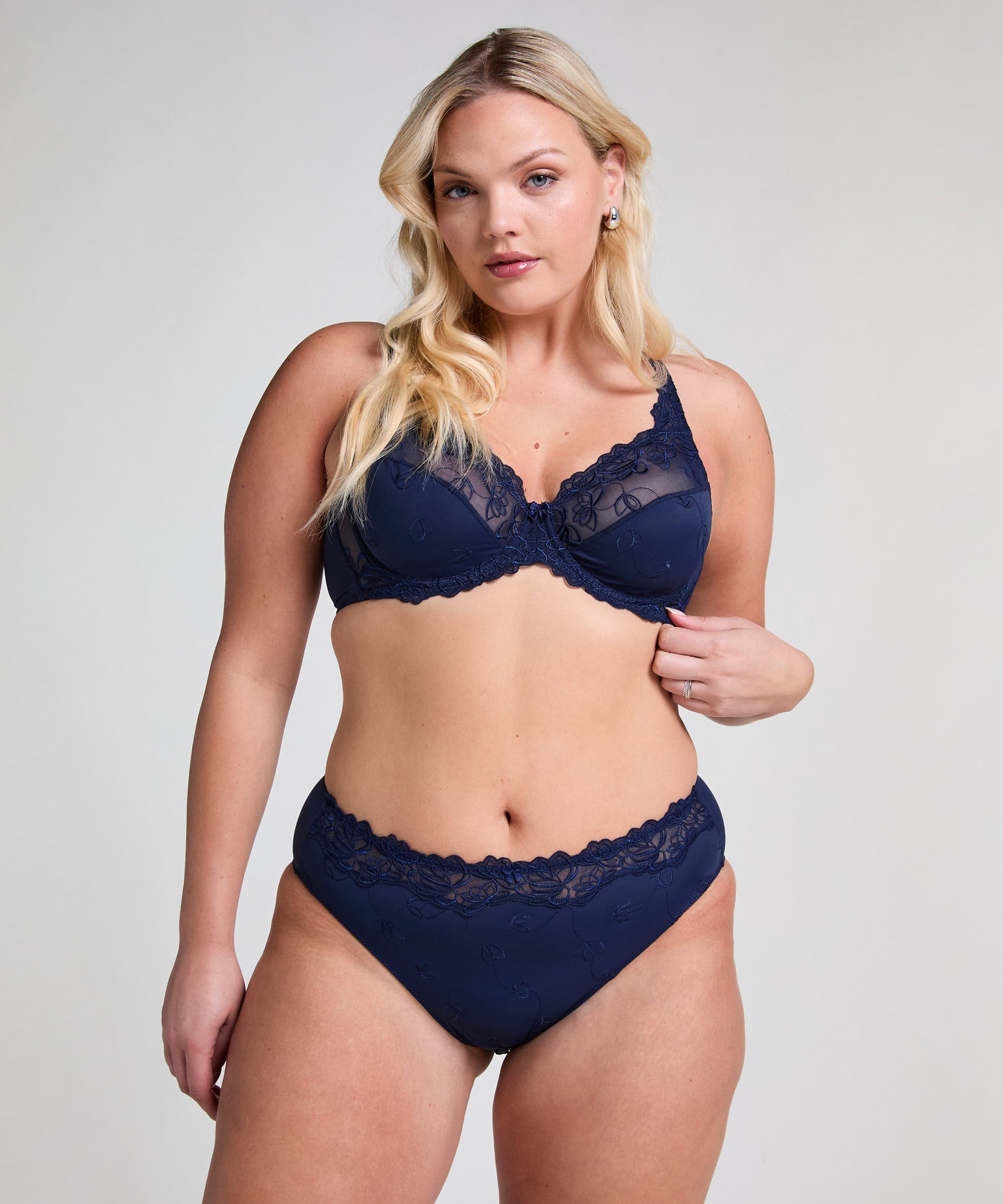 Hunkemoller_Peacoat_Diva Non-Padded Underwired Bra in Different Cup Sizes_301569_Peacoat_05