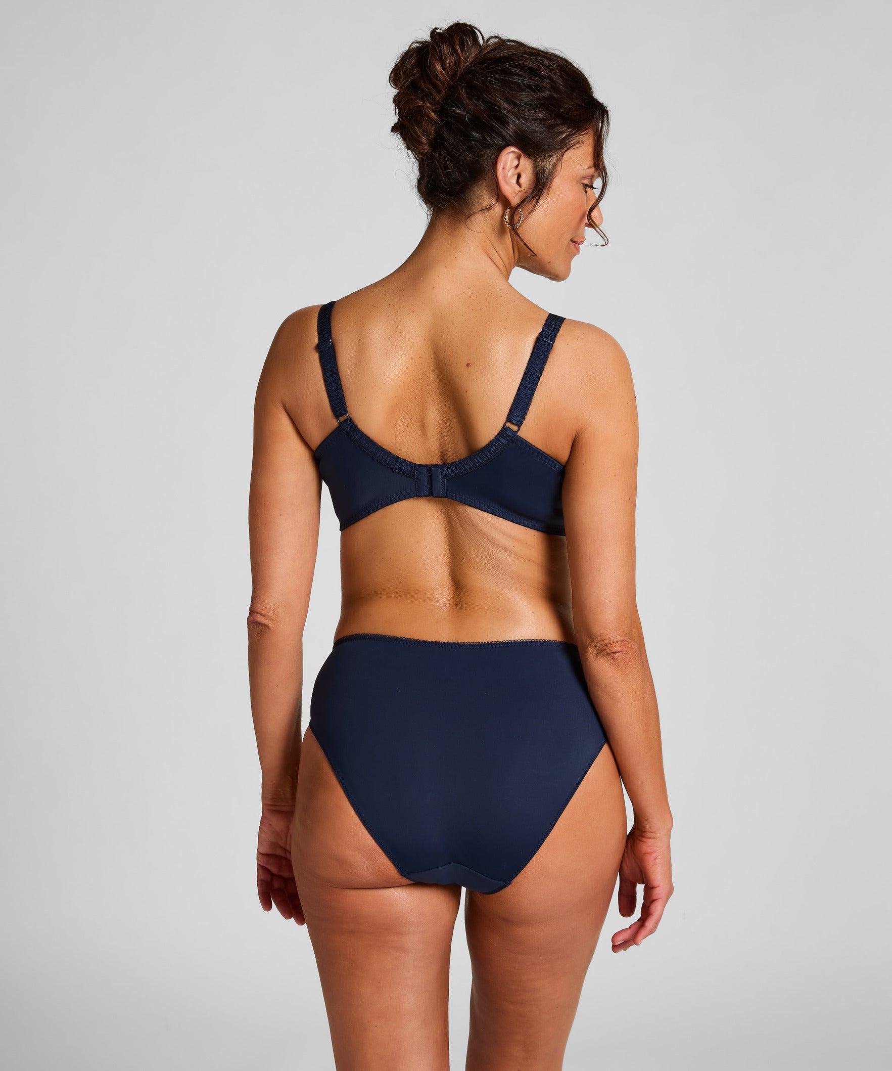 Hunkemoller_Peacoat_Diva Non-Padded Underwired Bra in Different Cup Sizes_301569_Peacoat_11