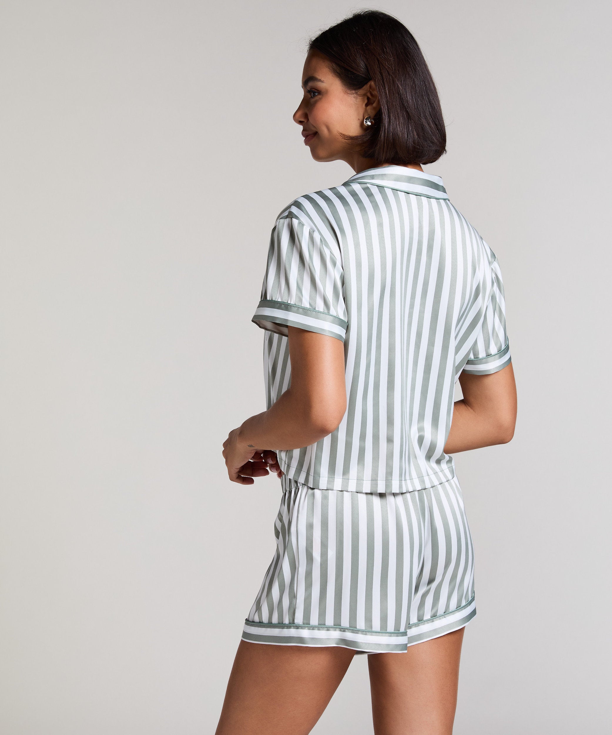 Hunkemoller_Short Satin Stripe Pj - Green_301650_Iceberg Green_03