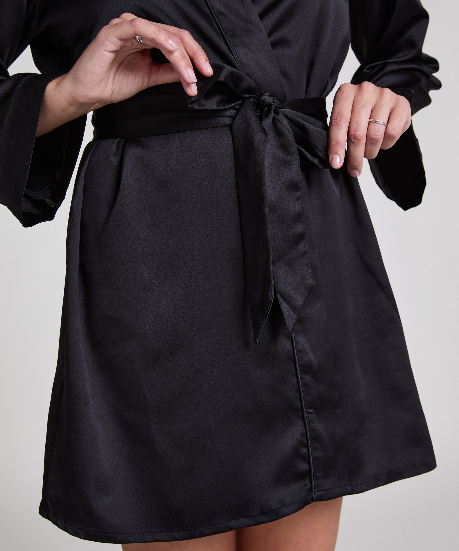 Hunkemoller_Black_Satin Kimono_301690_Black_02