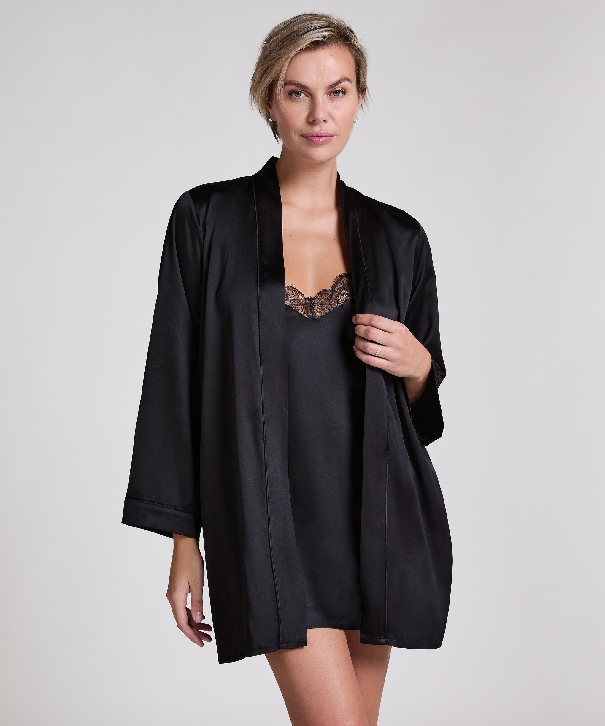 Hunkemoller_Black_Satin Kimono_301690_Black_03