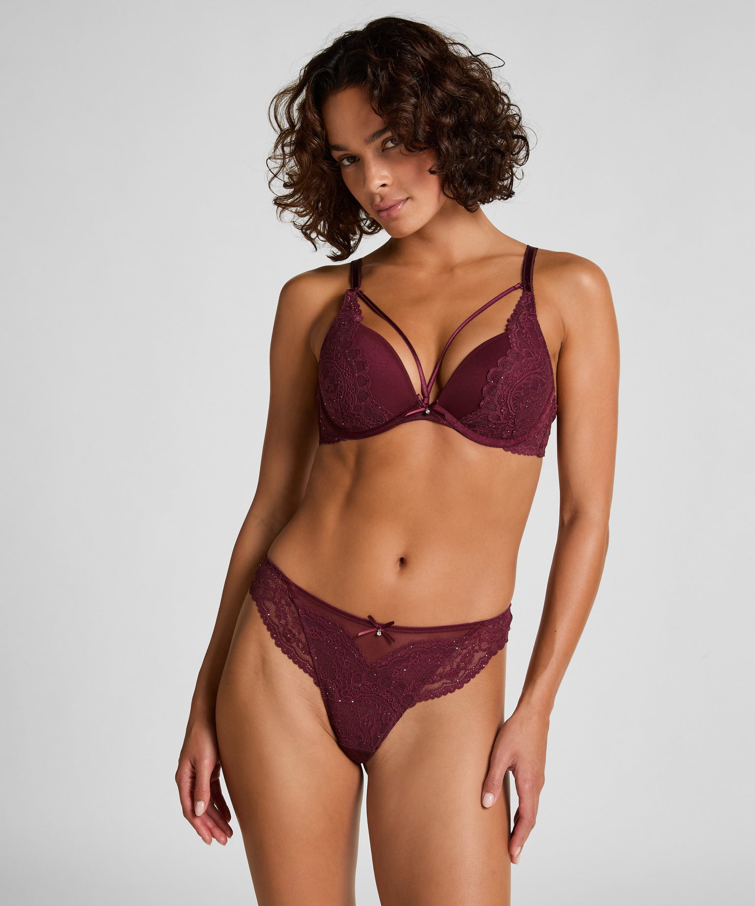 Hunkemoller_Zinfandel_Isadora Padded Underwired Push-Up Bra in Different Cup Sizes_302409_Zinfandel_03