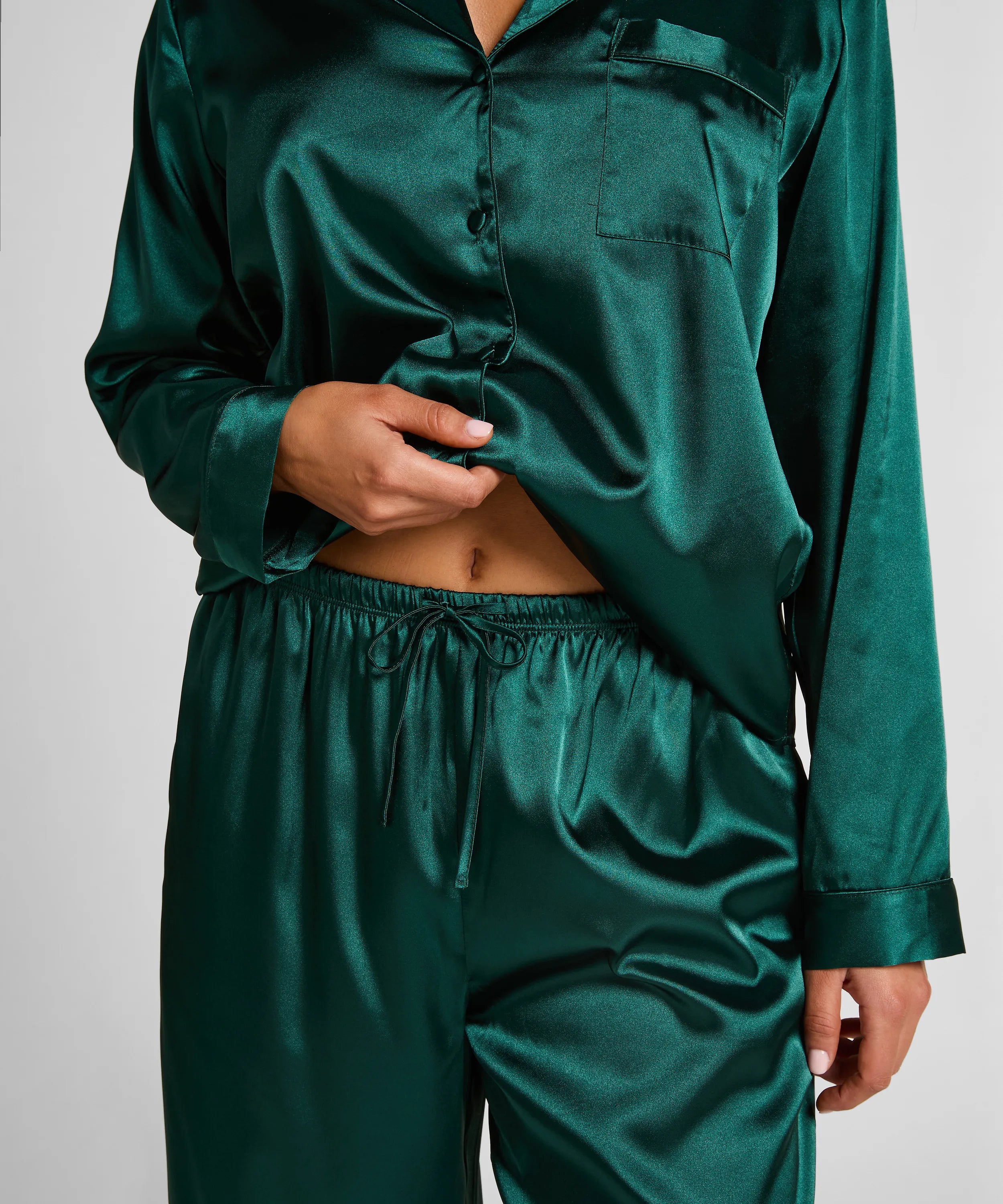 Hunkemoller_Green_Pyjamaset Satin_302698_Ponderosa Pine_03