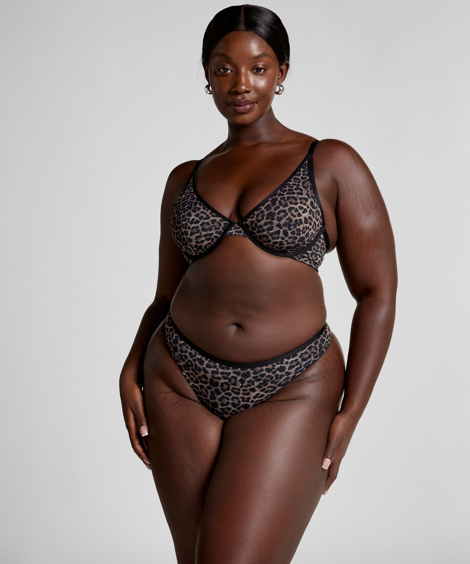 Hunkemoller_Caviar_Tara Leopard Non-Padded Underwired Bra in Different Cup Sizes_302999_Caviar_05