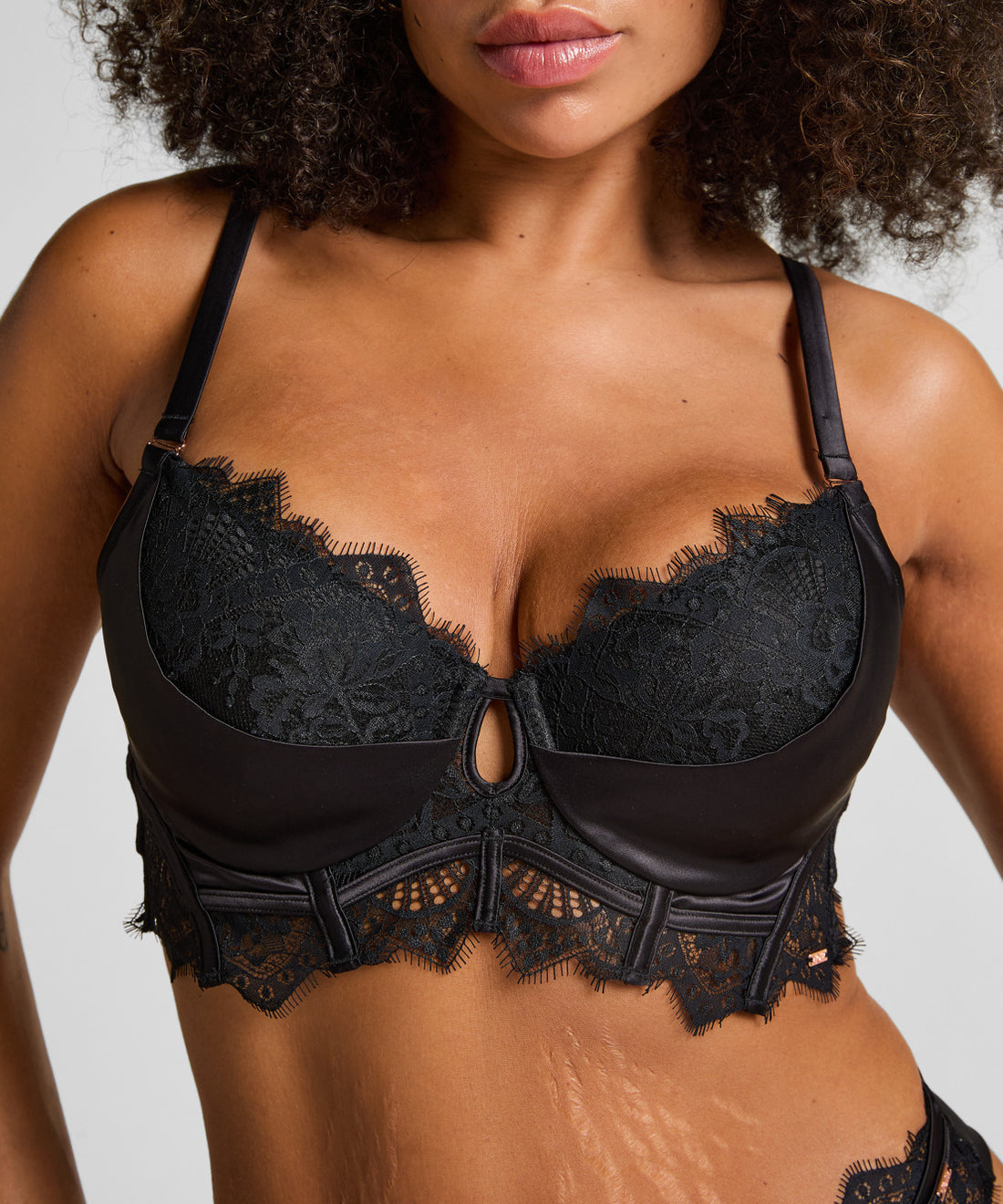 Hunkemoller_Caviar_Zoe Padded Longline Underwired Bra in Different Cup Sizes_303113_Caviar_02