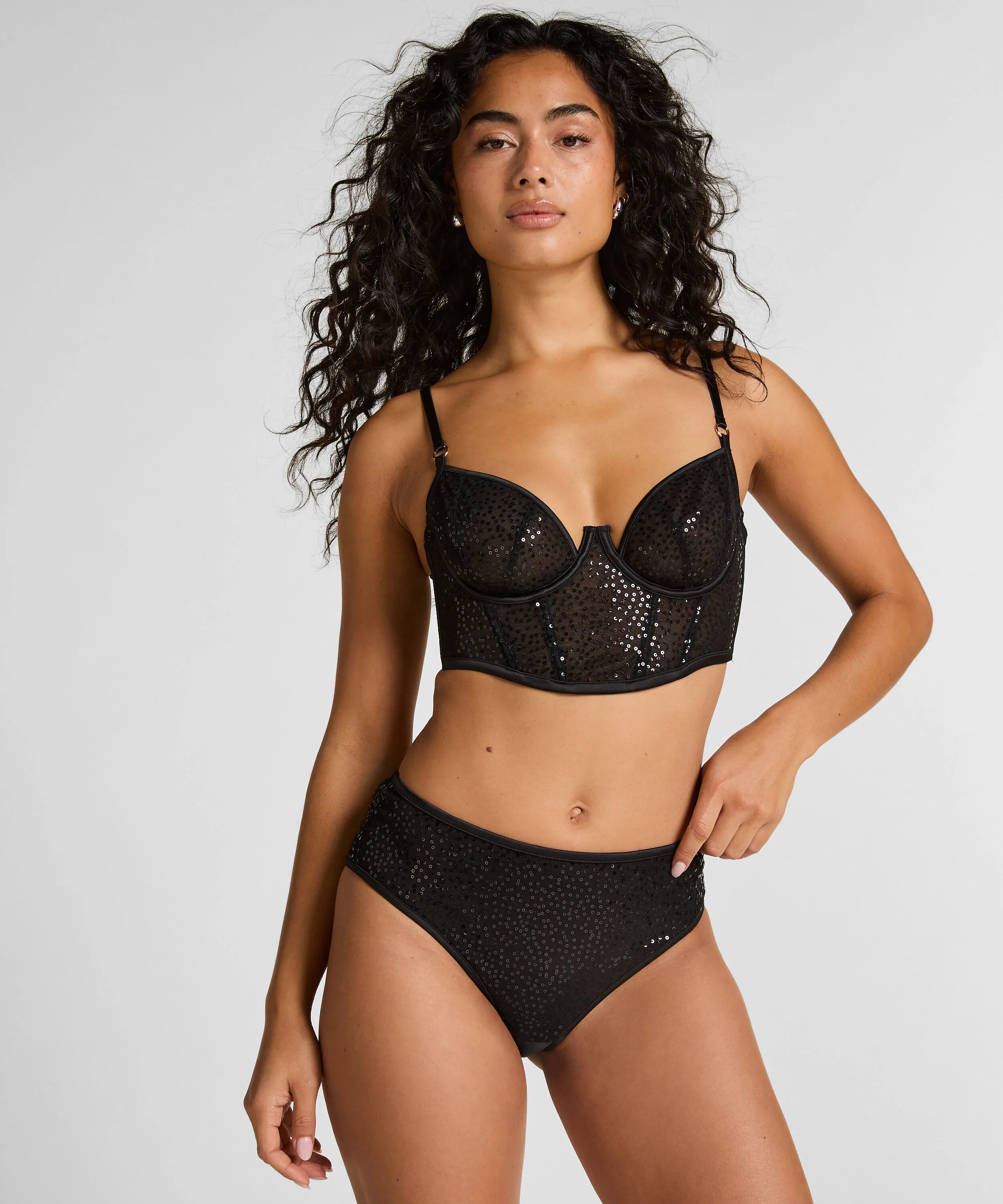 Hunkemoller_Black_Elle Non-Padded Underwired Longline Bra in Different Cup Sizes_303243_Caviar_03