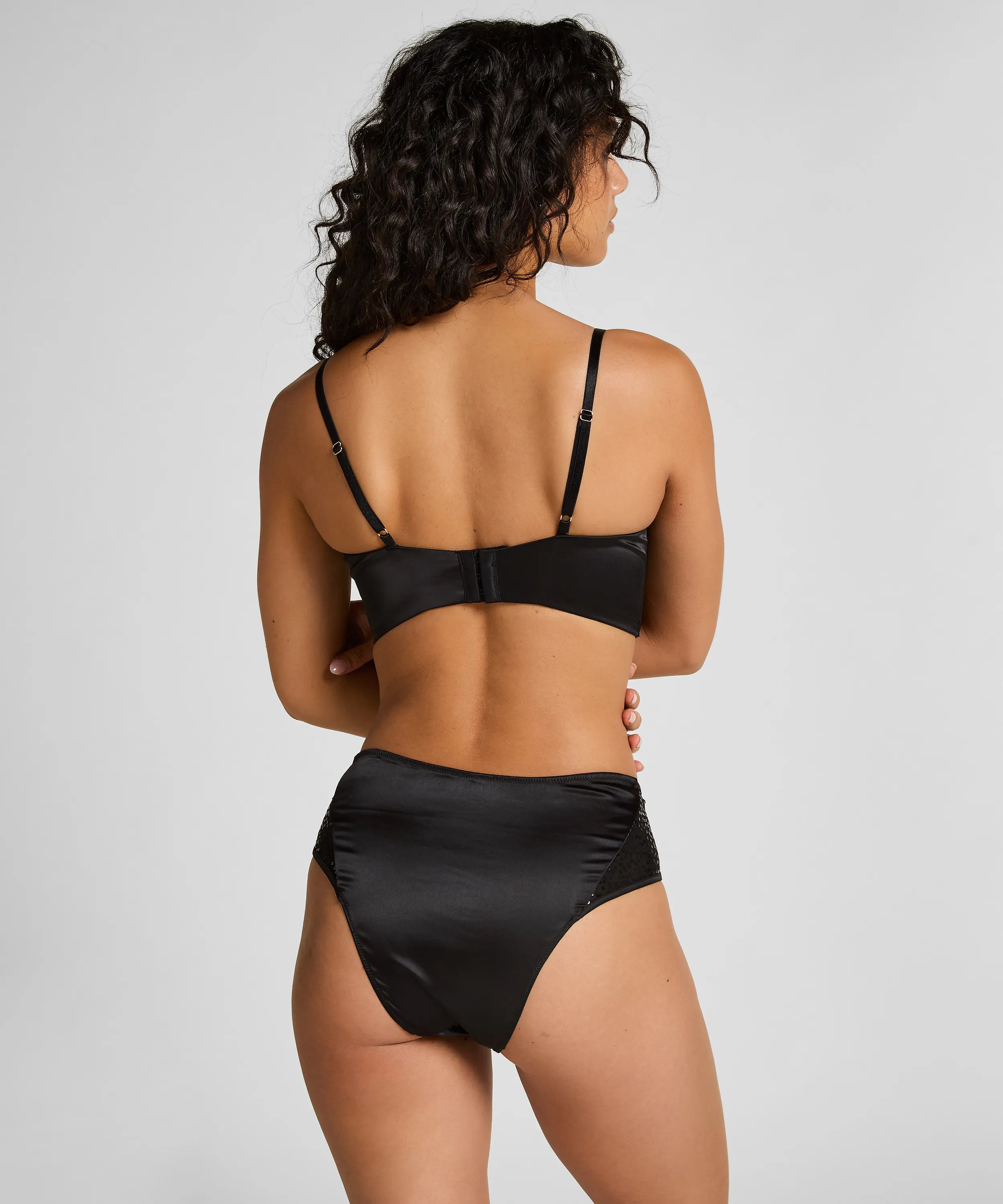 Hunkemoller_Black_Elle Highleg High-Waisted Brazilian_303244_Caviar_03