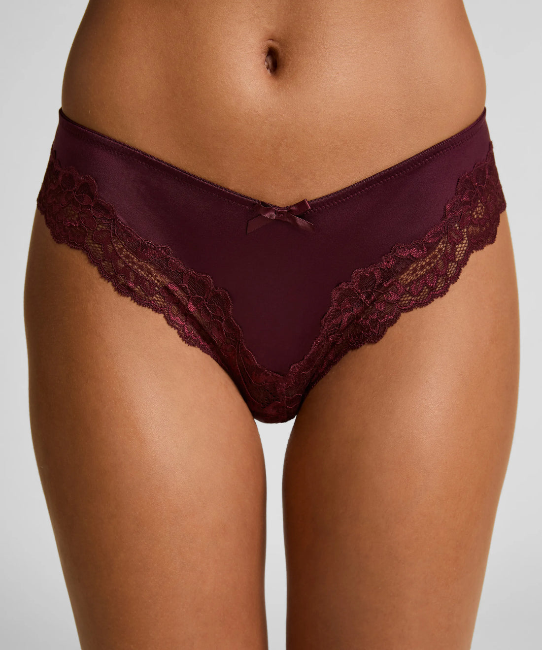 Hunkemoller_Purple_Lace & Shine Brazilian_303254_Fig_02