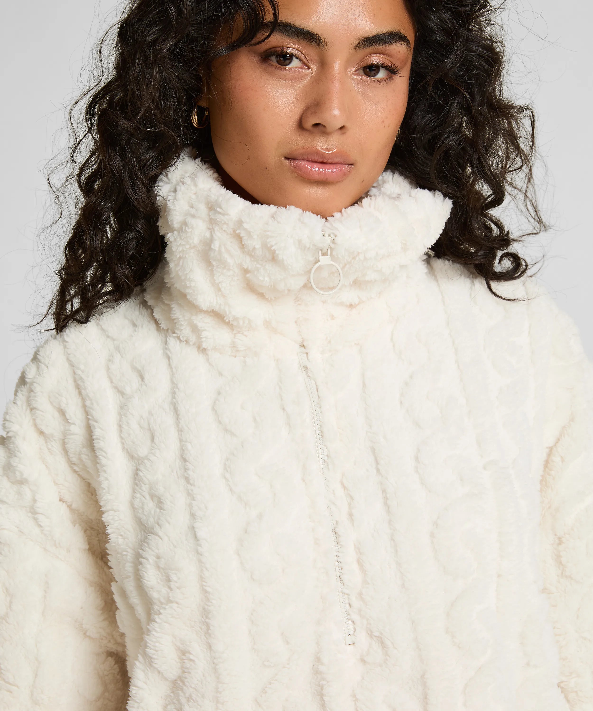 Hunkemoller_White_Poncho Cable Fleece_303584_Gardenia_02