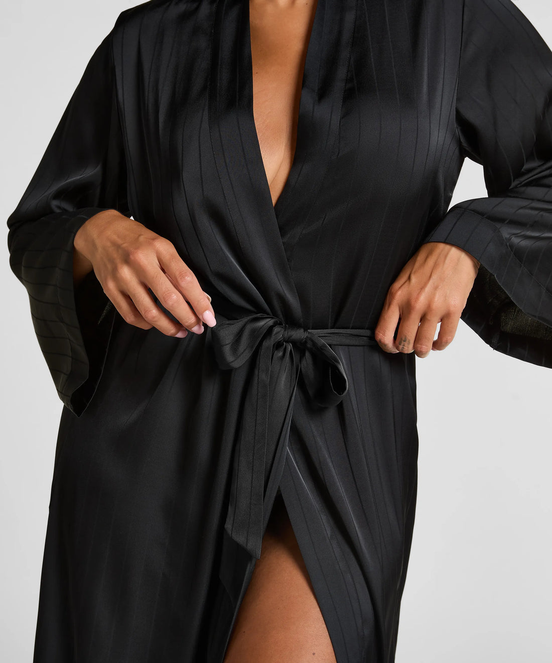 Hunkemoller_Black_Satin Pinstripe Kimono_303618_Caviar_02