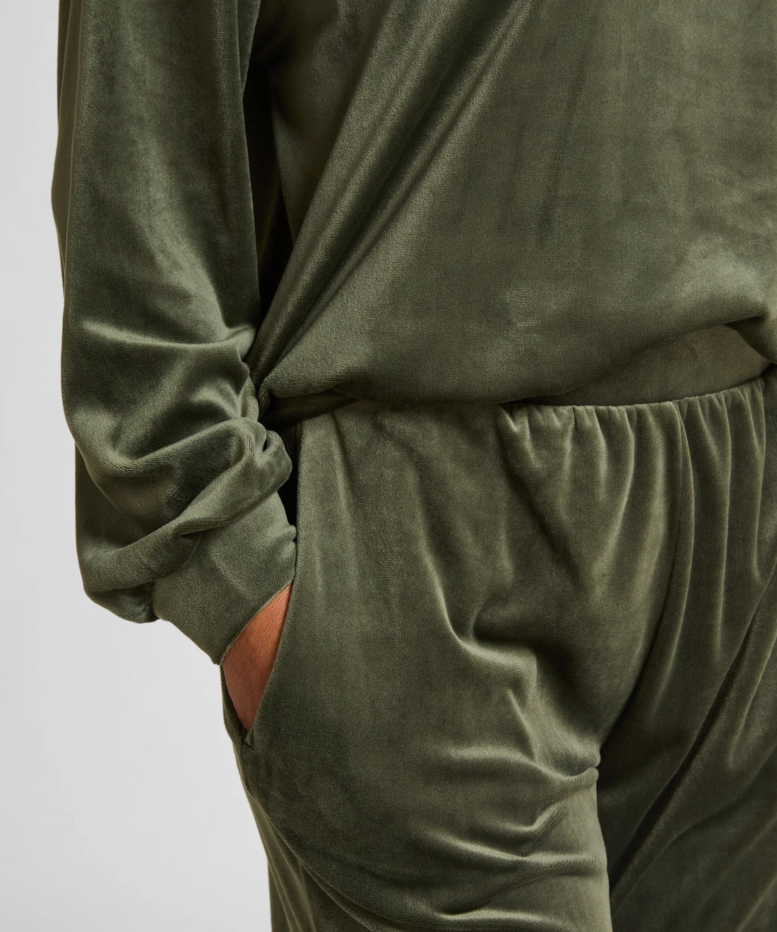 Hunkemoller_Green_Velvet Pyjama Set_303709_Climbing Ivy_02