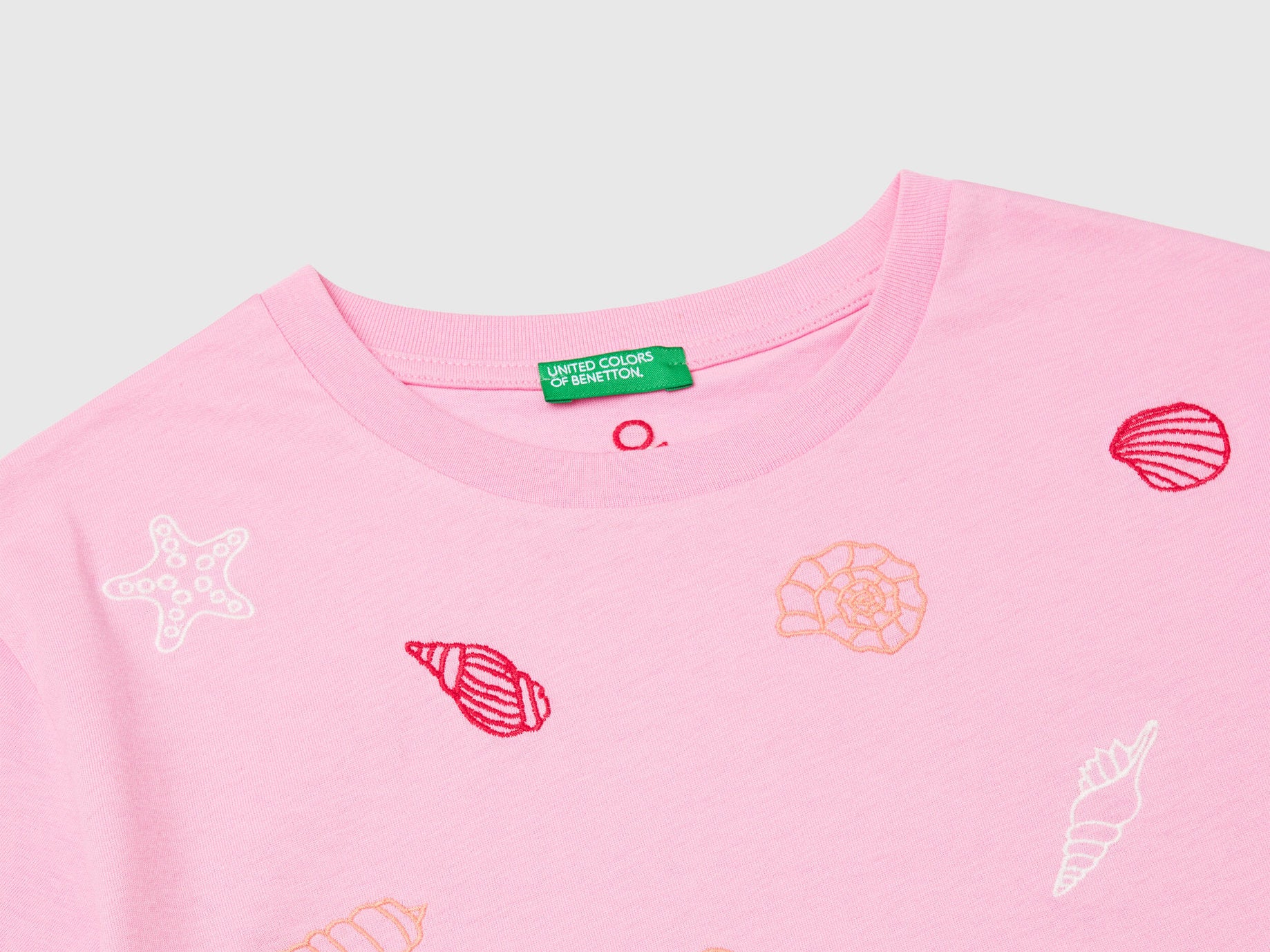 Benetton_Pink T-Shirt with Shell Embroidery_3096C10PC_34Q_03
