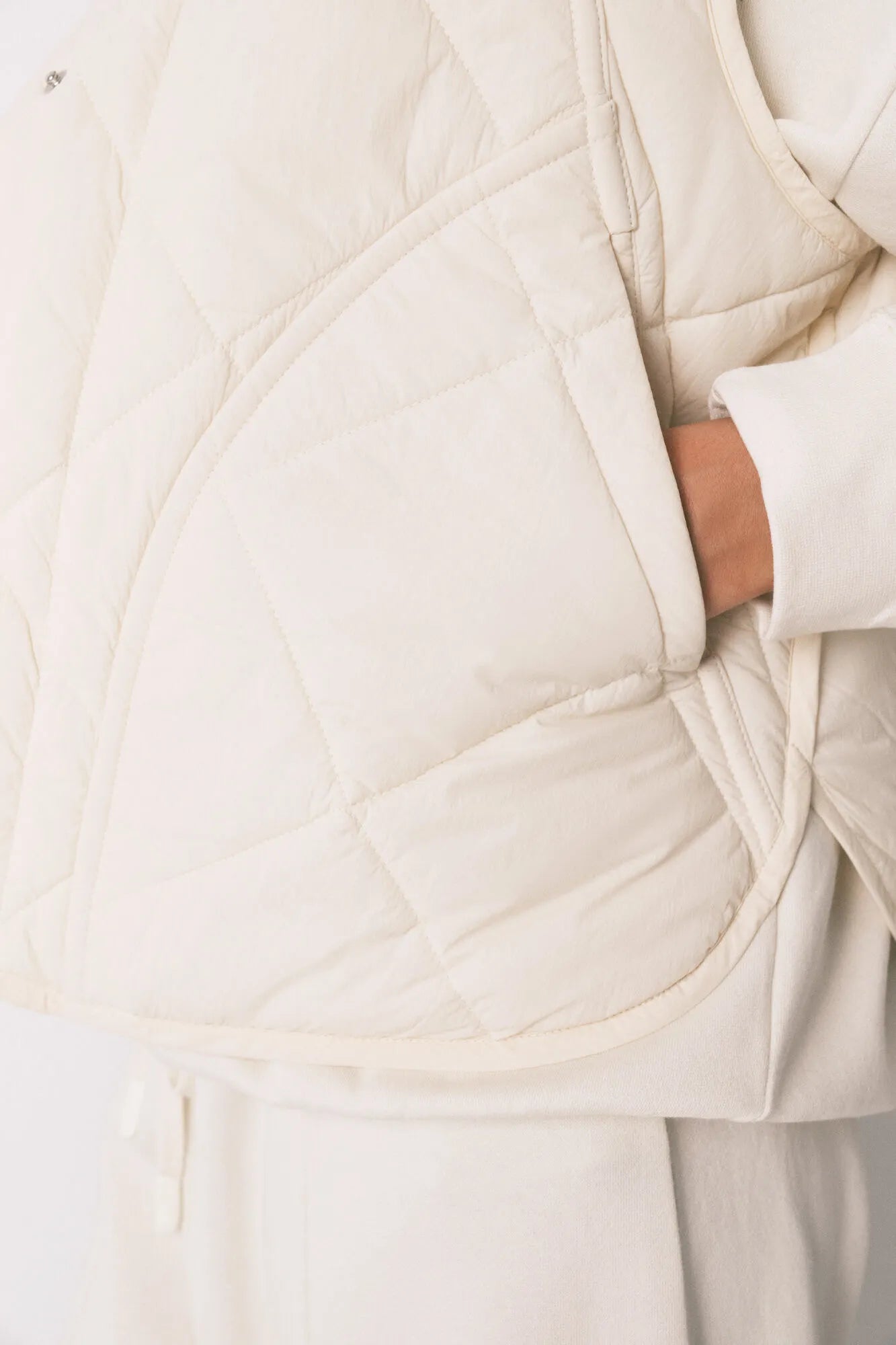 Women Secret_Beige_White Puffer Gilet_3142301_96_05