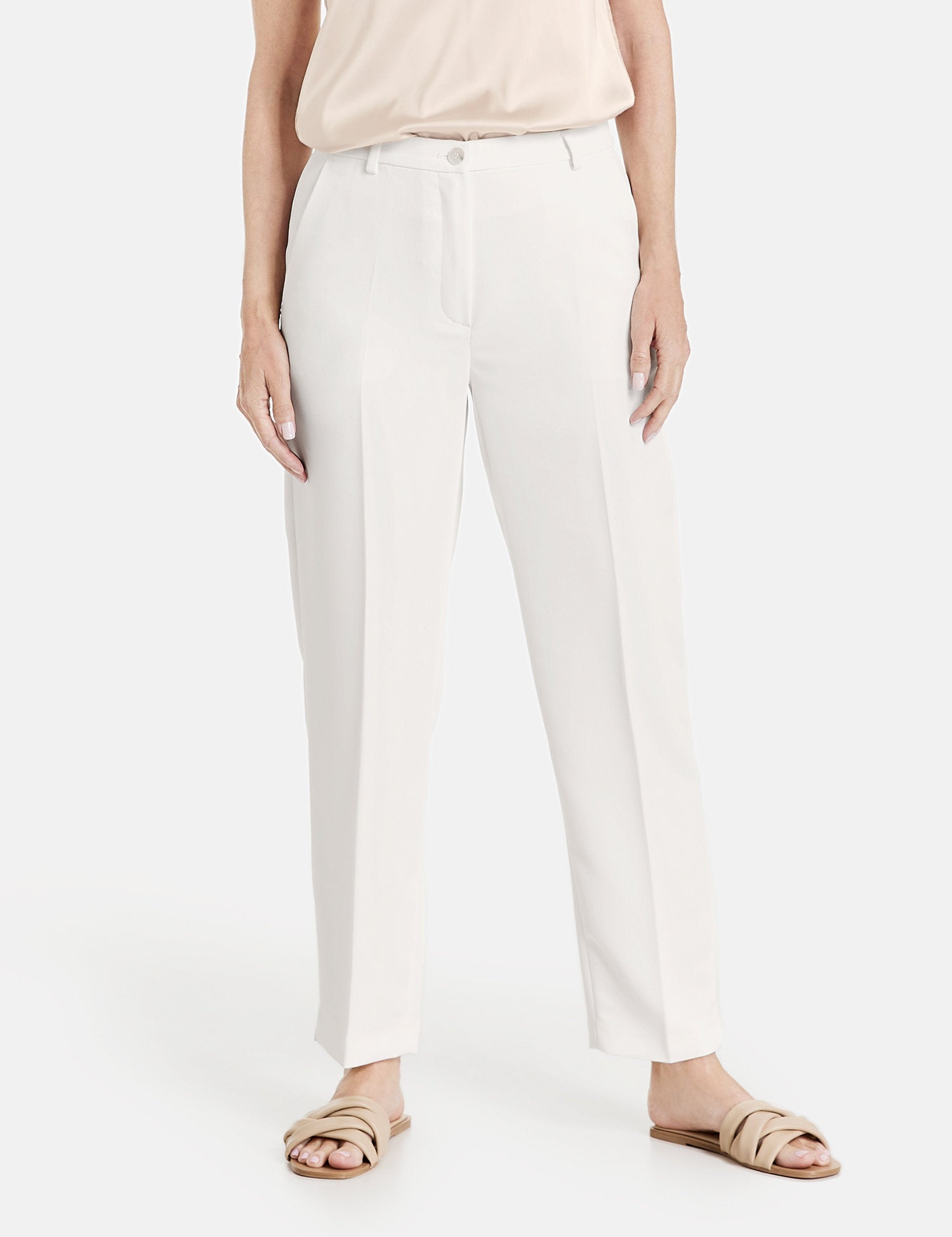 Elegant Trousers With Pressed Pleats_320026-31278_99700_04