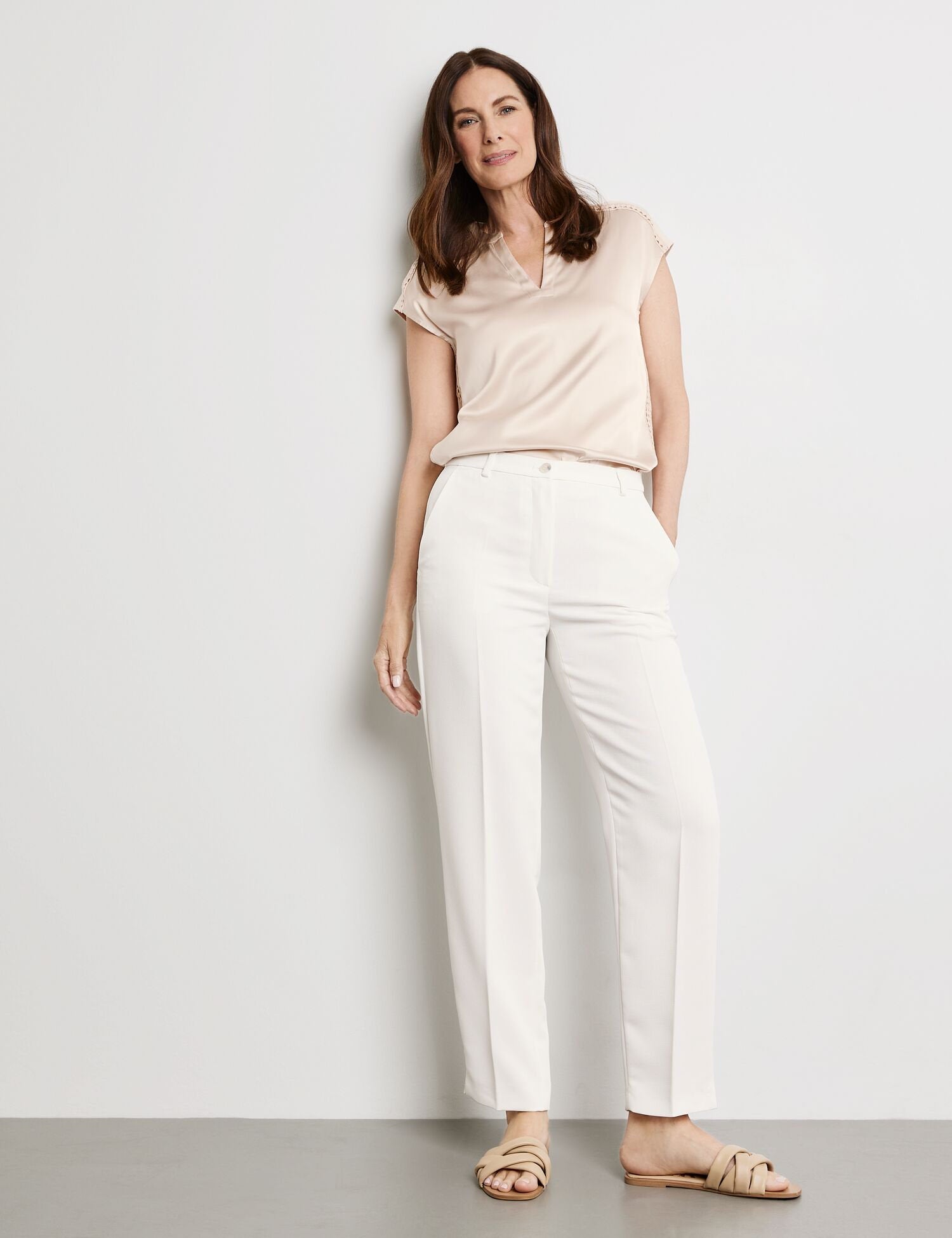 Elegant Trousers With Pressed Pleats_320026-31278_99700_05