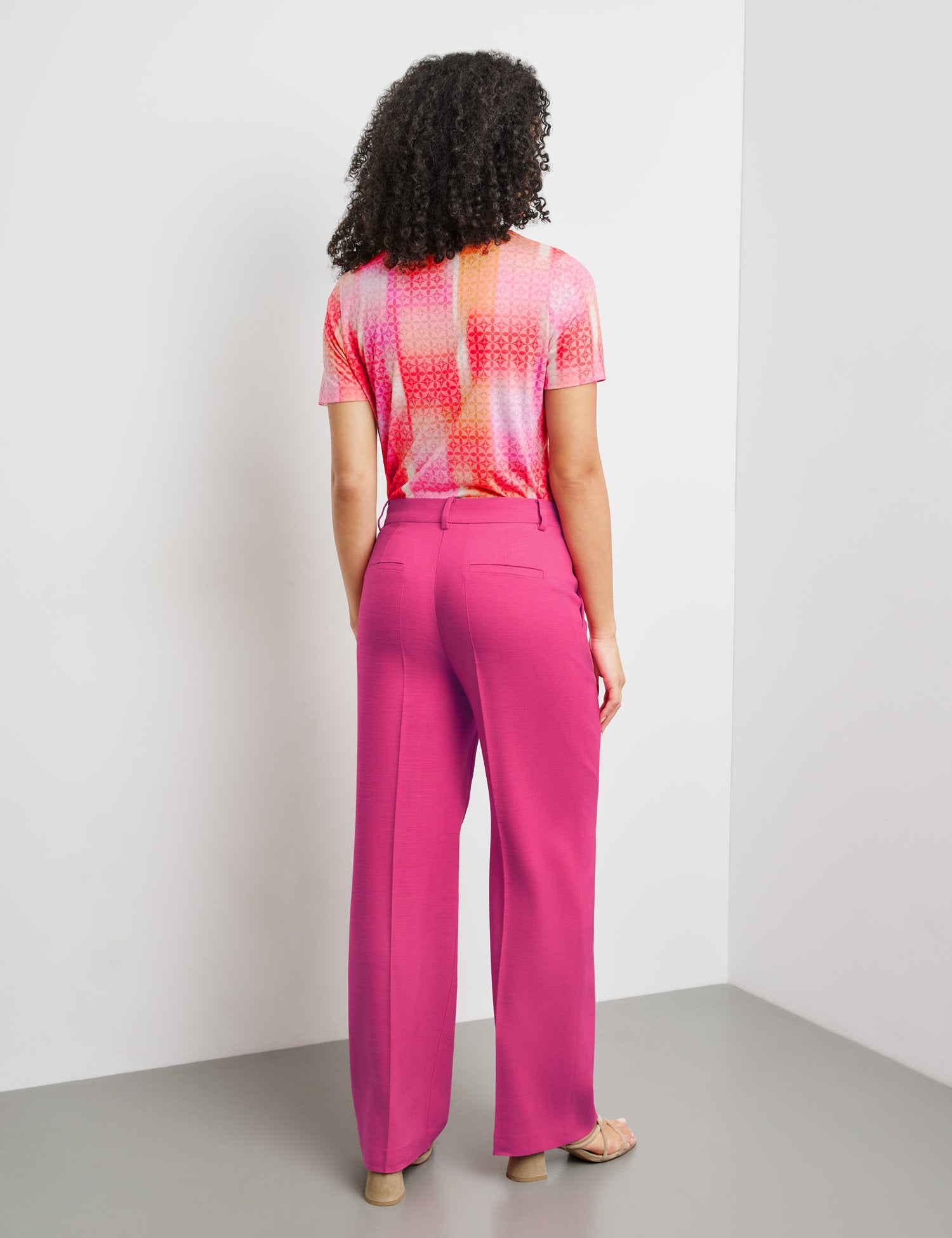 Elegant Trousers With Pressed Pleats_320034-31279_30913_06
