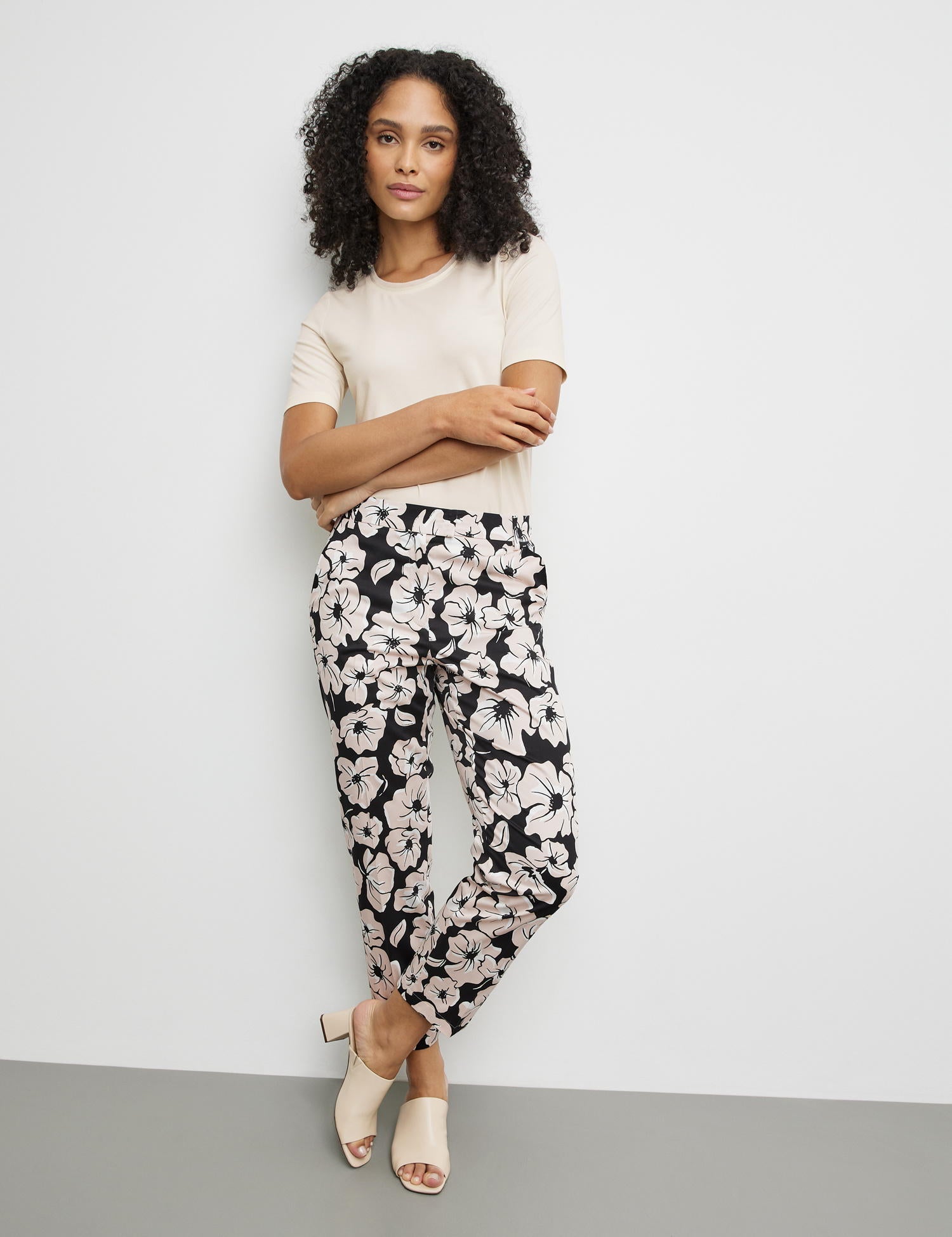 Chinos With A Floral Pattern_320038-31293_1098_01