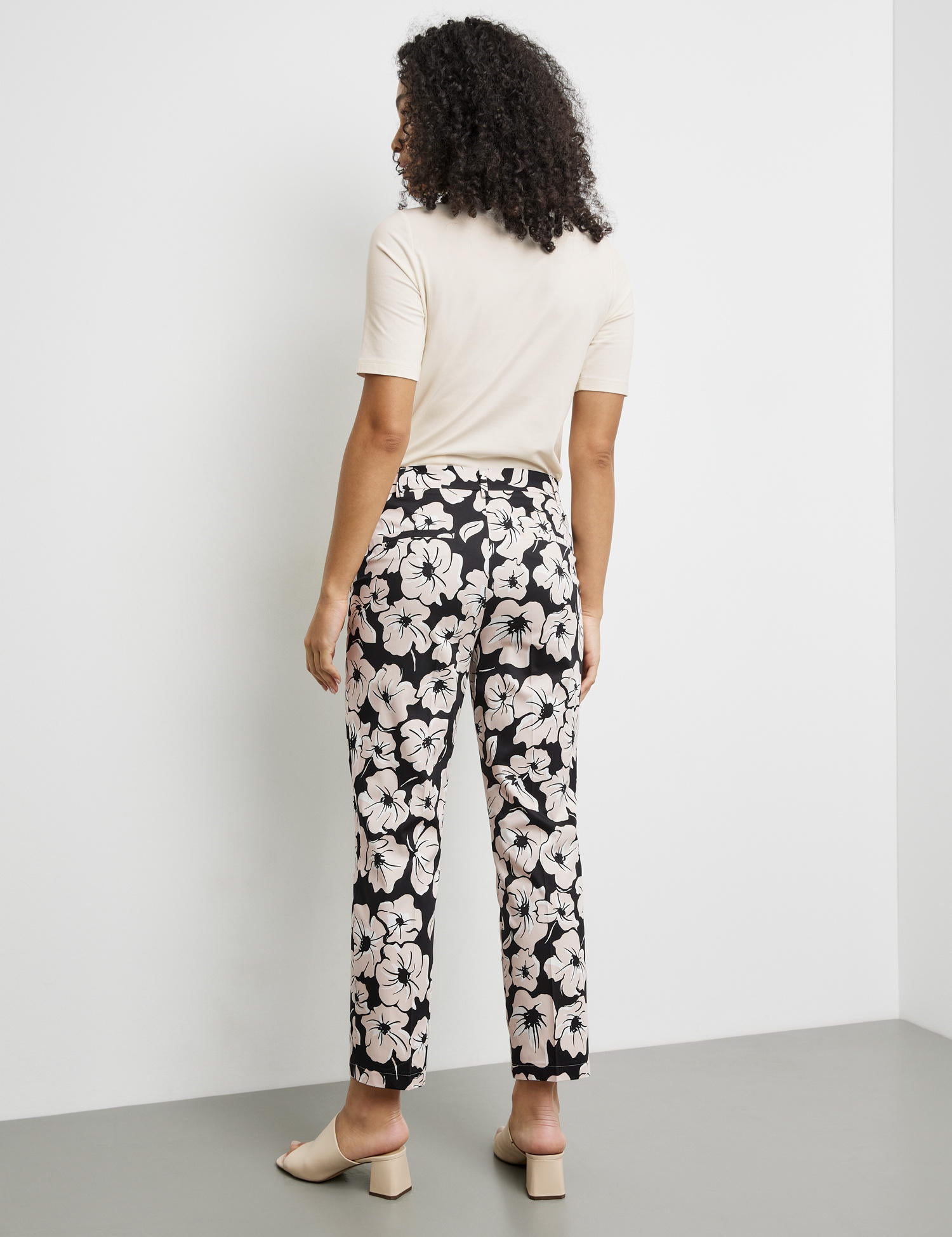 Chinos With A Floral Pattern_320038-31293_1098_06