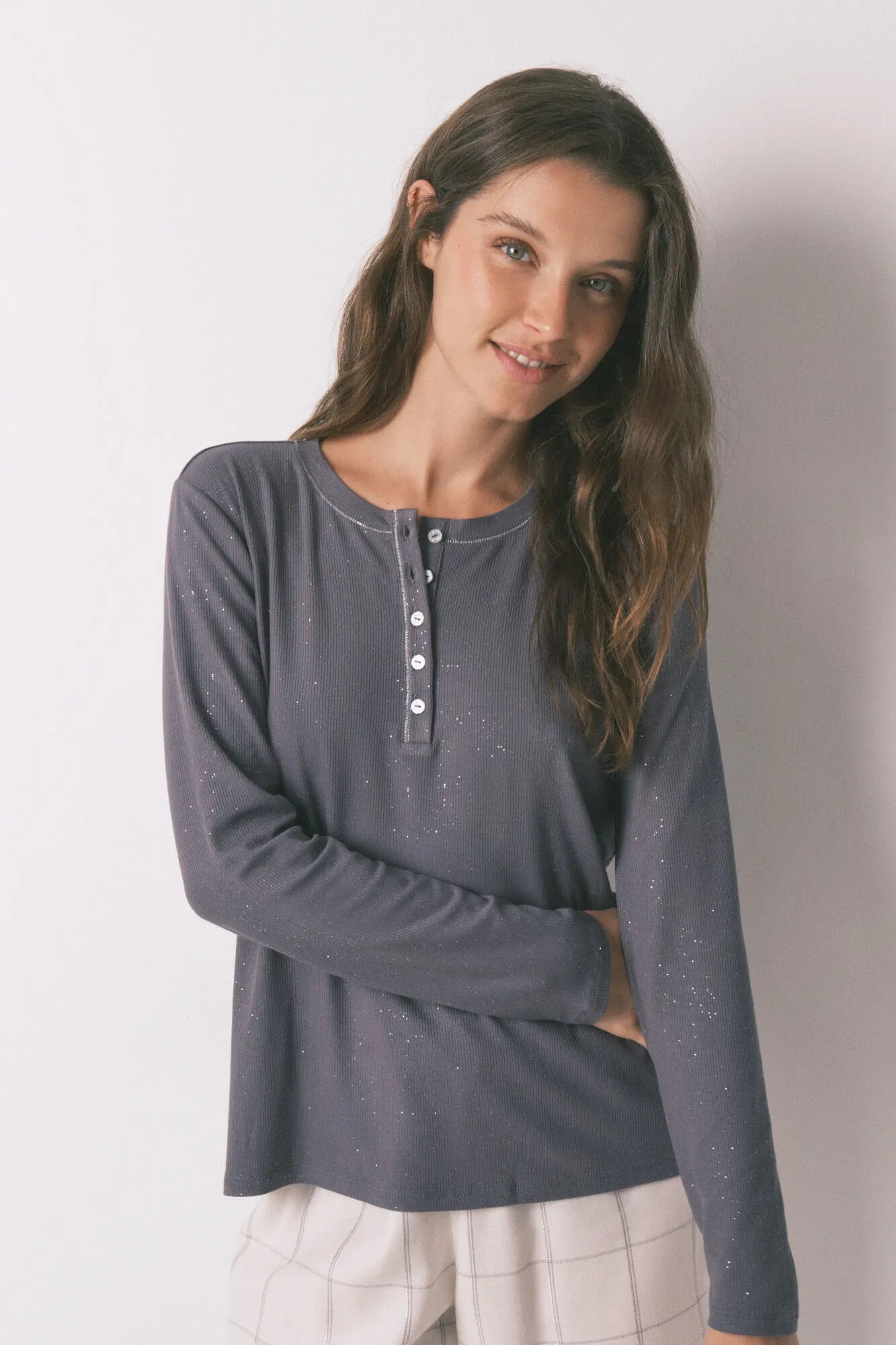 Women Secret_Charcoal Grey_Long Sleeve Glossy Grey Viscose T-Shirt_3272338_40_01