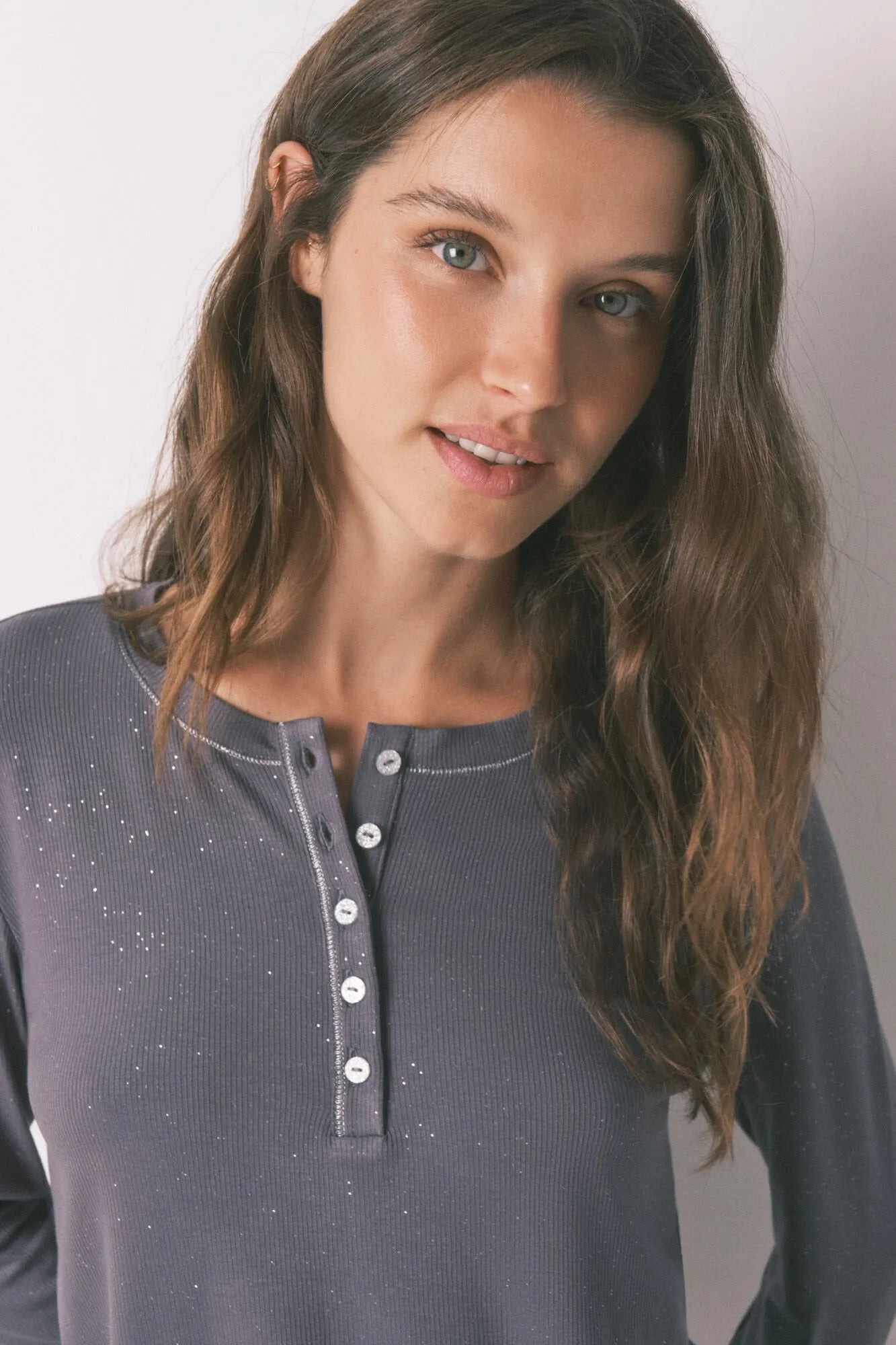 Women Secret_Charcoal Grey_Long Sleeve Glossy Grey Viscose T-Shirt_3272338_40_03