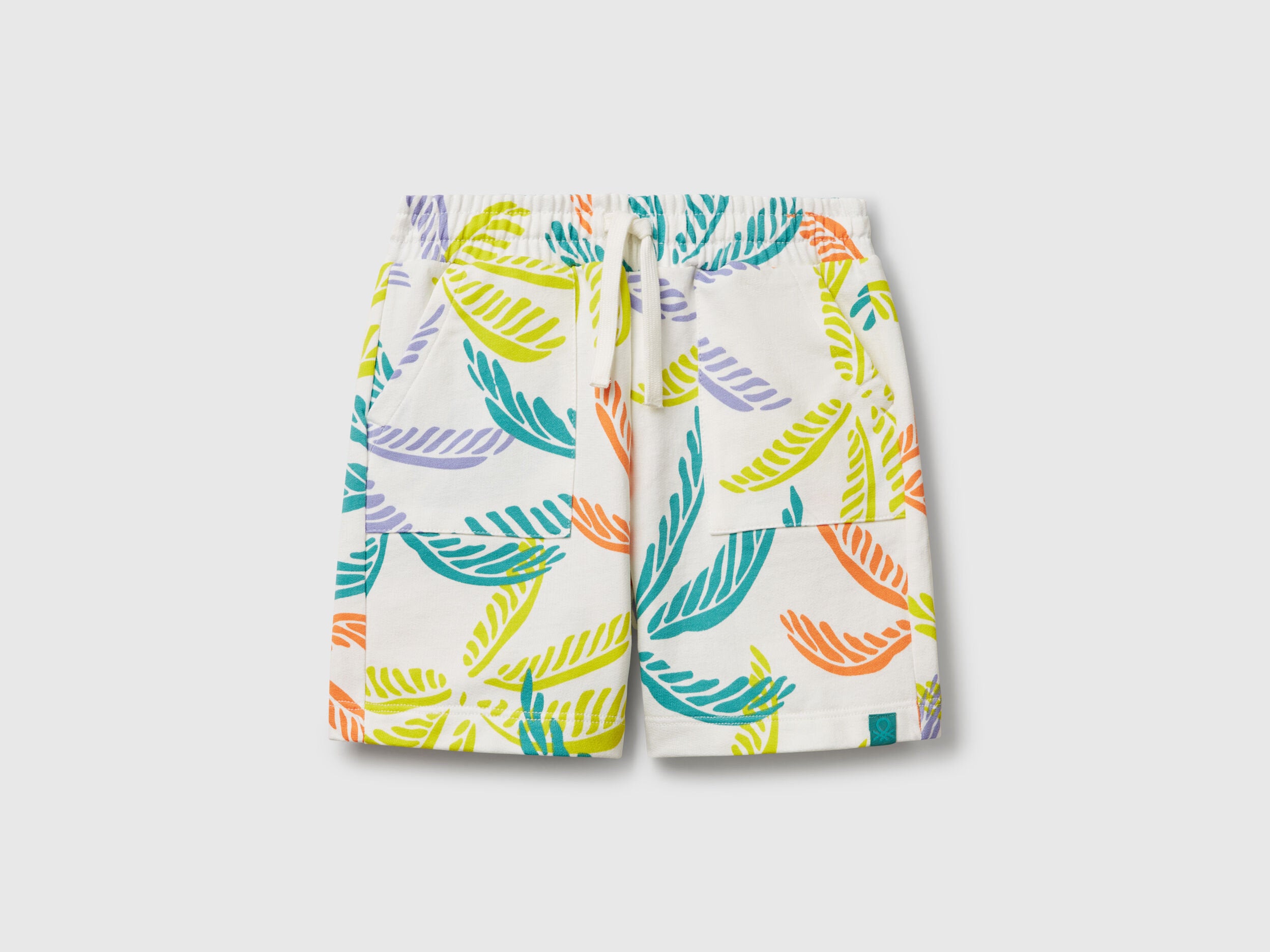 Benetton_White Shorts with Tropical Print_32IEG901Y_75E_01