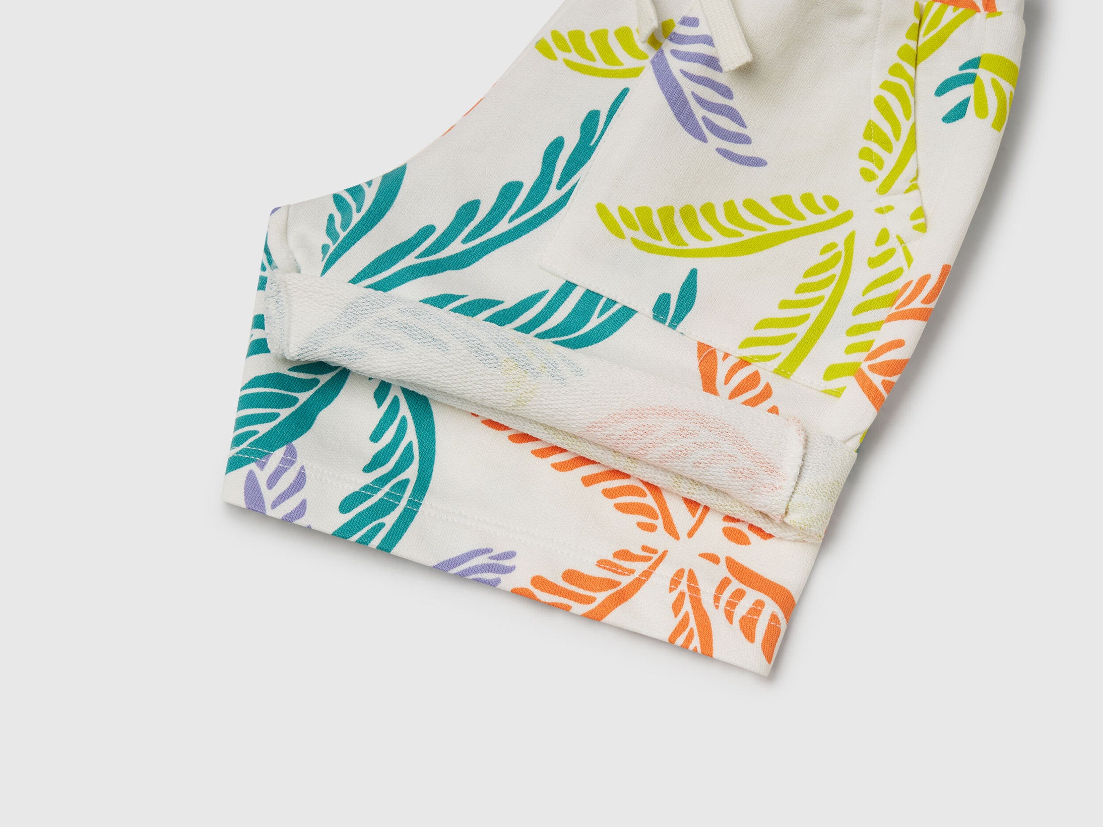 Benetton_White Shorts with Tropical Print_32IEG901Y_75E_03