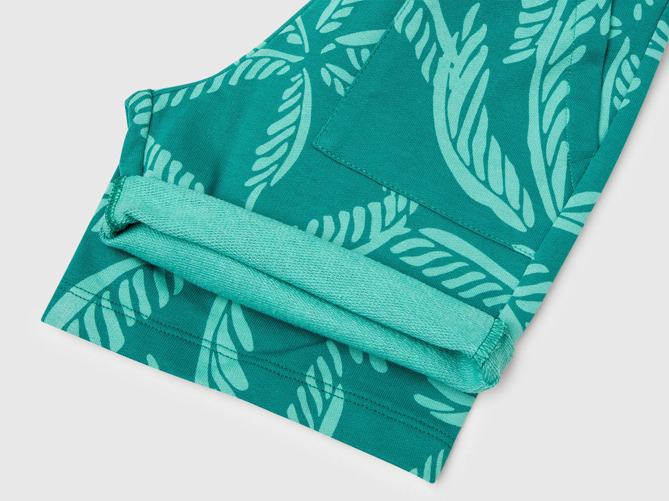 Benetton_Green Shorts with Tropical Print_32IEG901Y_75J_03