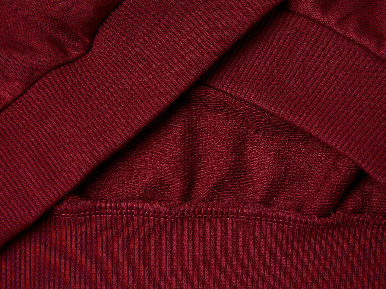 Benetton_Burgundy_©Harvard University Sweatshirt_32N4C10PQ_236_03
